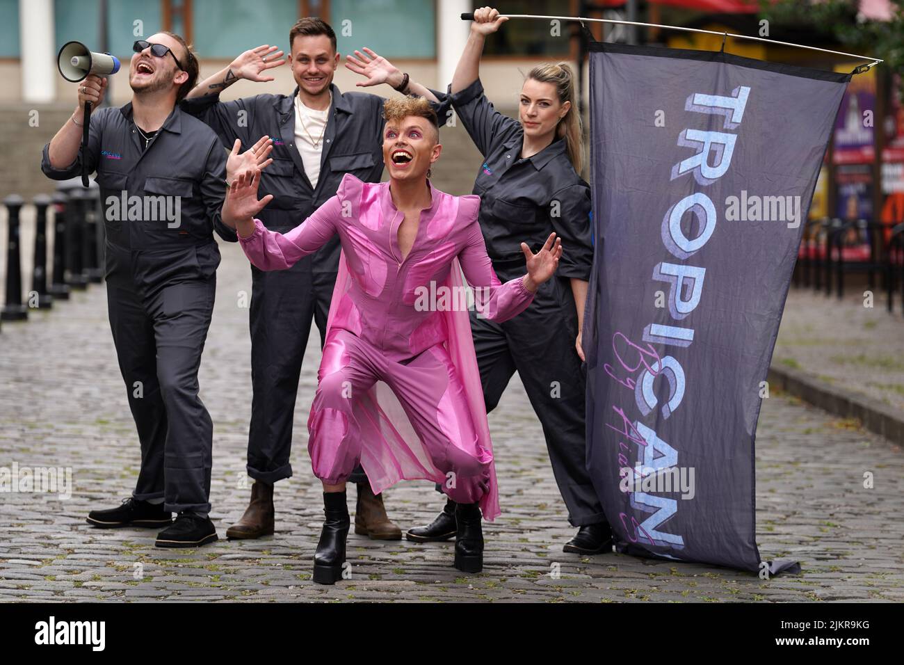 Queere Kabarett-Ikone und Performance Tour-de-Force Aidan Sadler vor ihrer Fringe Show Tropicana! Am George Square in Edinburgh. Bilddatum: Mittwoch, 3. August 2022. Stockfoto
