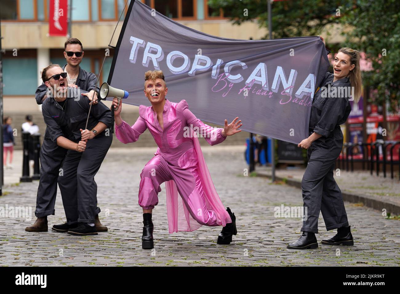 Queere Kabarett-Ikone und Performance Tour-de-Force Aidan Sadler vor ihrer Fringe Show Tropicana! Am George Square in Edinburgh. Bilddatum: Mittwoch, 3. August 2022. Stockfoto