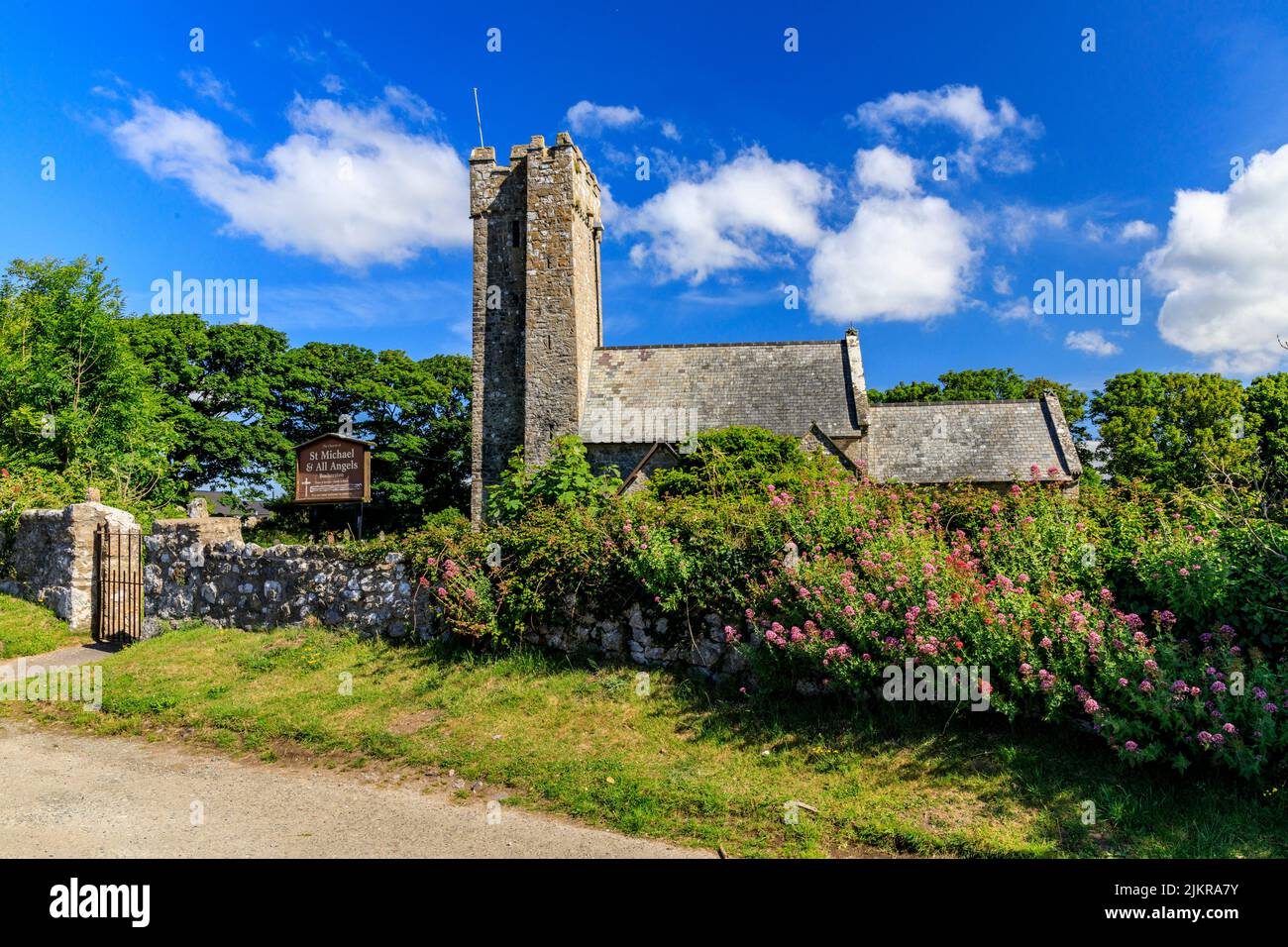 Die Kirche St. Michael and All Angels aus dem späten 13.. Jahrhundert in Bosherston hat eine unverwechselbare normannische Architektur, Pembrokeshire, Wales, Großbritannien Stockfoto