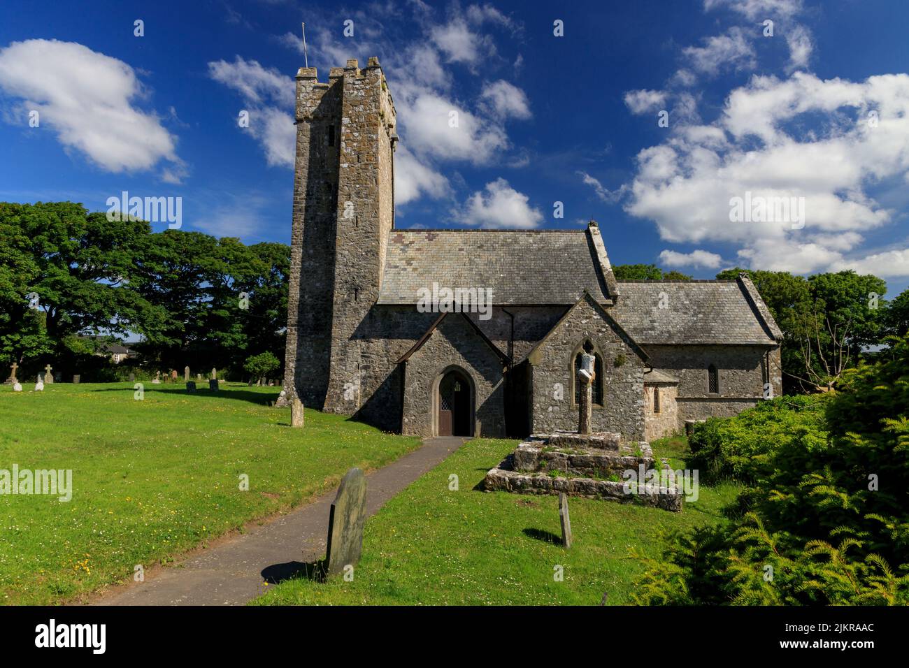 Die Kirche St. Michael and All Angels aus dem späten 13.. Jahrhundert in Bosherston hat eine unverwechselbare normannische Architektur, Pembrokeshire, Wales, Großbritannien Stockfoto