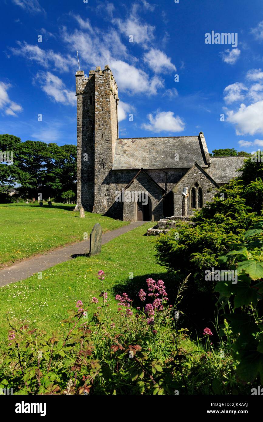 Die Kirche St. Michael and All Angels aus dem späten 13.. Jahrhundert in Bosherston hat eine unverwechselbare normannische Architektur, Pembrokeshire, Wales, Großbritannien Stockfoto