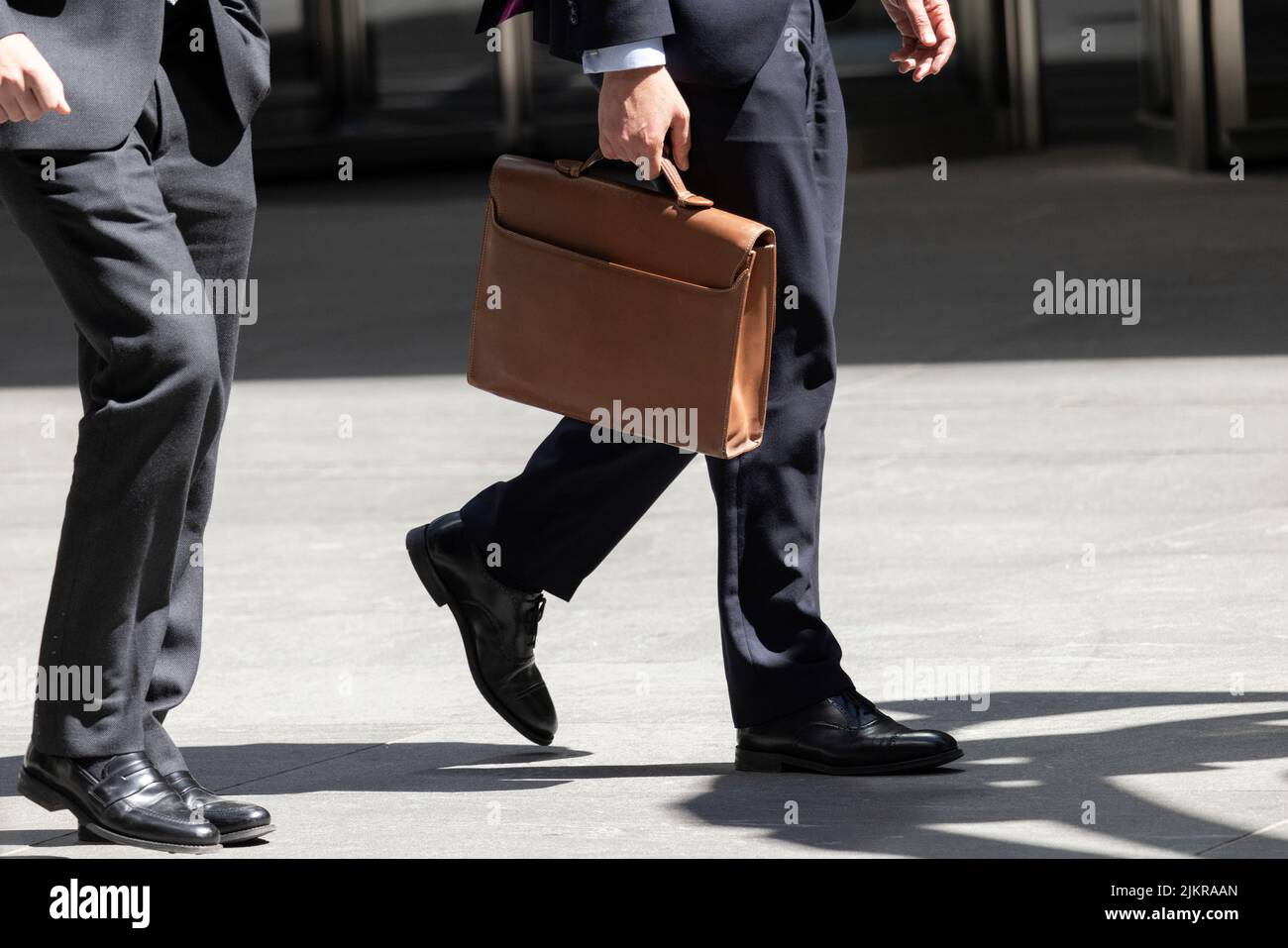 Geschäftsmann trägt seine Aktentasche in der City of London, England, Großbritannien Stockfoto