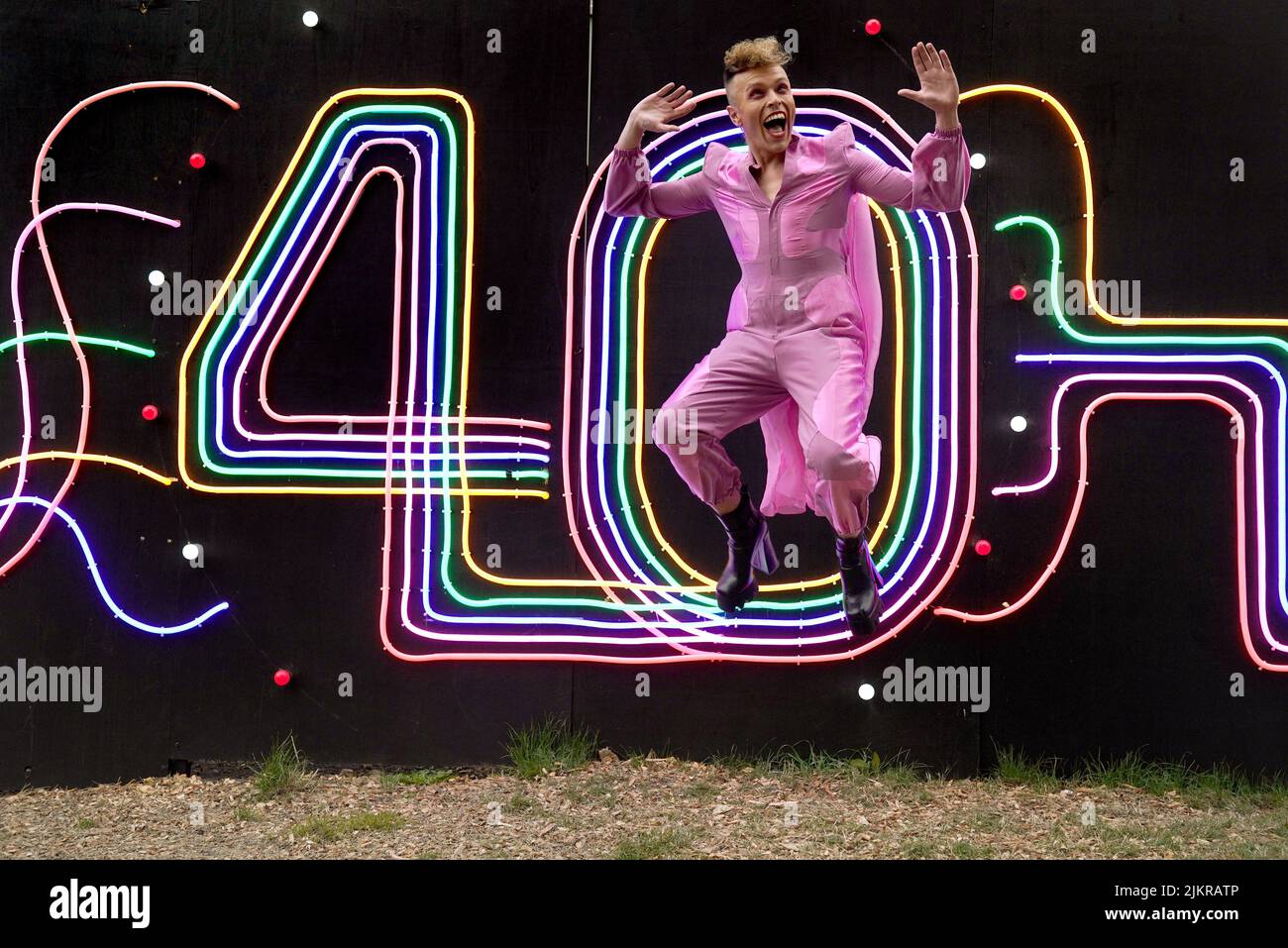 Queere Kabarett-Ikone und Performance Tour-de-Force Aidan Sadler vor ihrer Fringe Show Tropicana! Am George Square in Edinburgh. Bilddatum: Mittwoch, 3. August 2022. Stockfoto