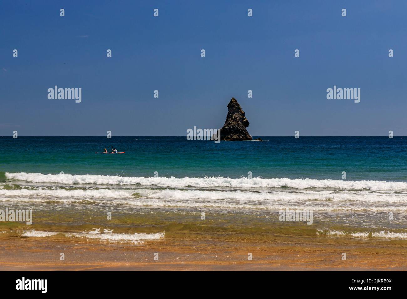 Seekajakfahrer am Broadhaven Beach mit Church Rock Beyond, Pembrokeshire, Wales, Großbritannien Stockfoto