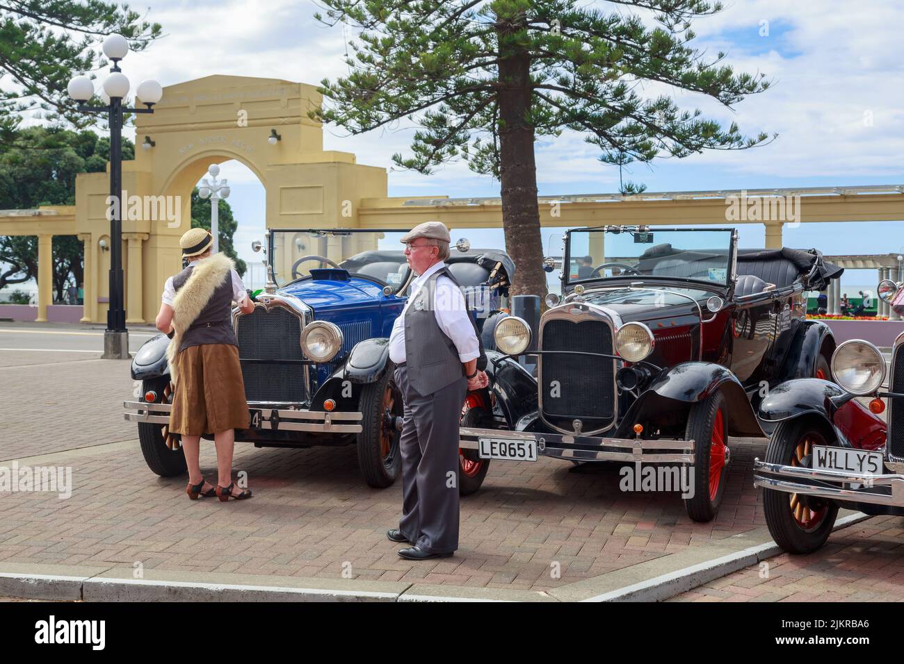 Oldtimer der Jahre 1920s und 1930s können auf der Marine Parade, Napier, Neuseeland, gemietet werden Stockfoto