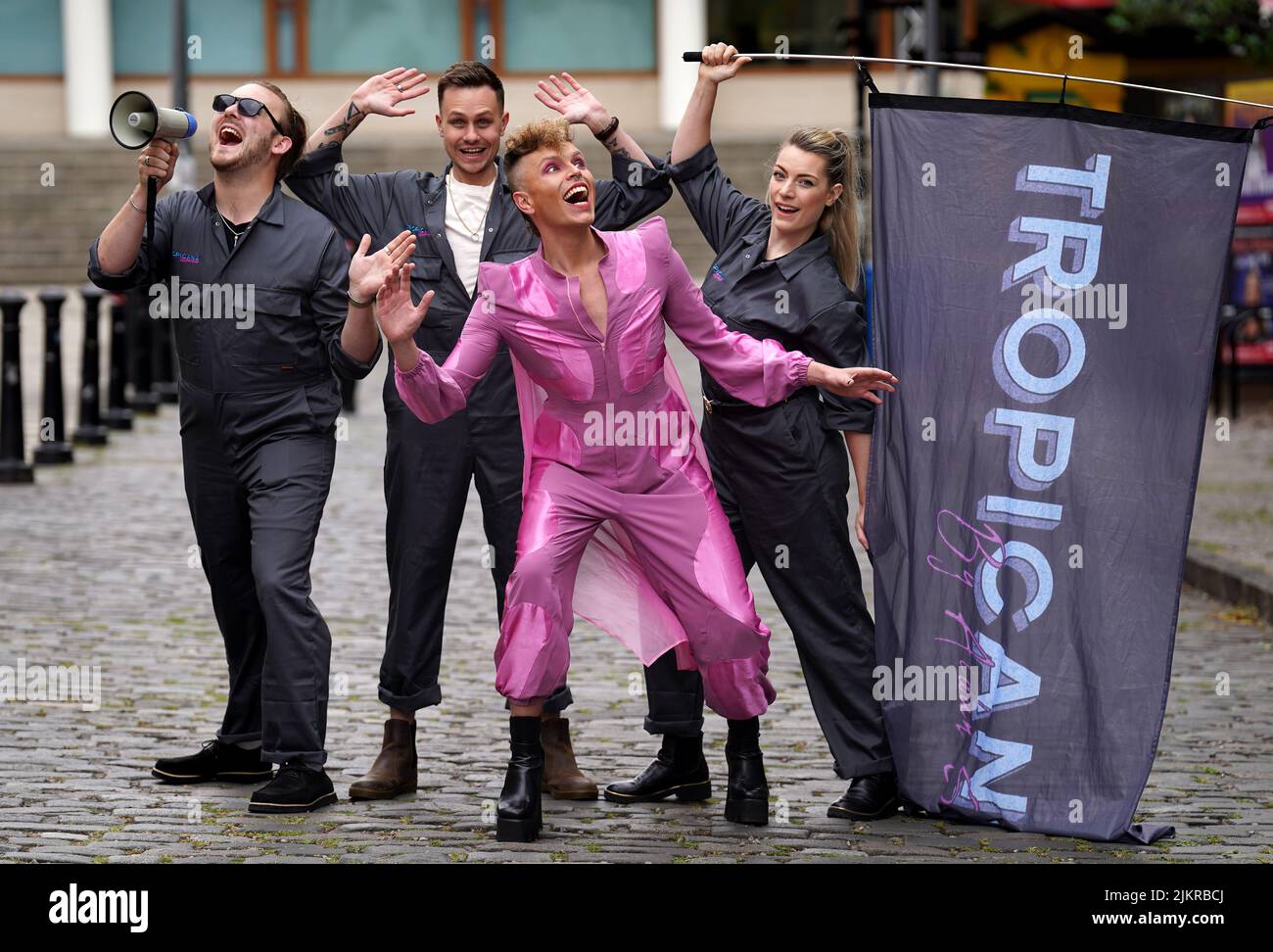 Queere Kabarett-Ikone und Performance Tour-de-Force Aidan Sadler vor ihrer Fringe Show Tropicana! Am George Square in Edinburgh. Bilddatum: Mittwoch, 3. August 2022. Stockfoto