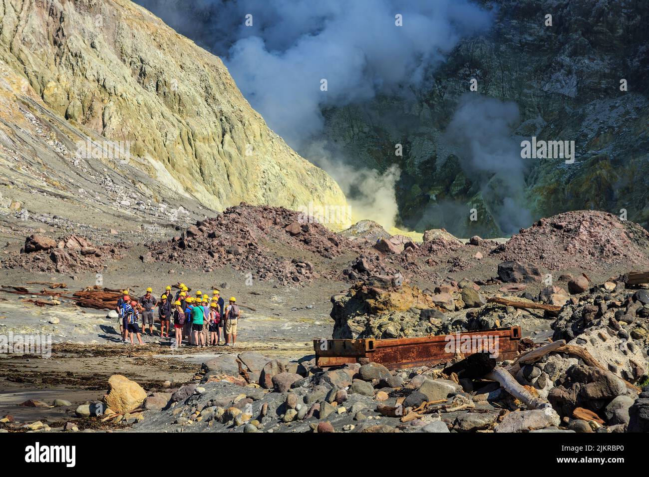 Die dampfende Vulkanlandschaft von White Island, Neuseeland. Links ist eine Gruppe von Touristen zu sehen Stockfoto