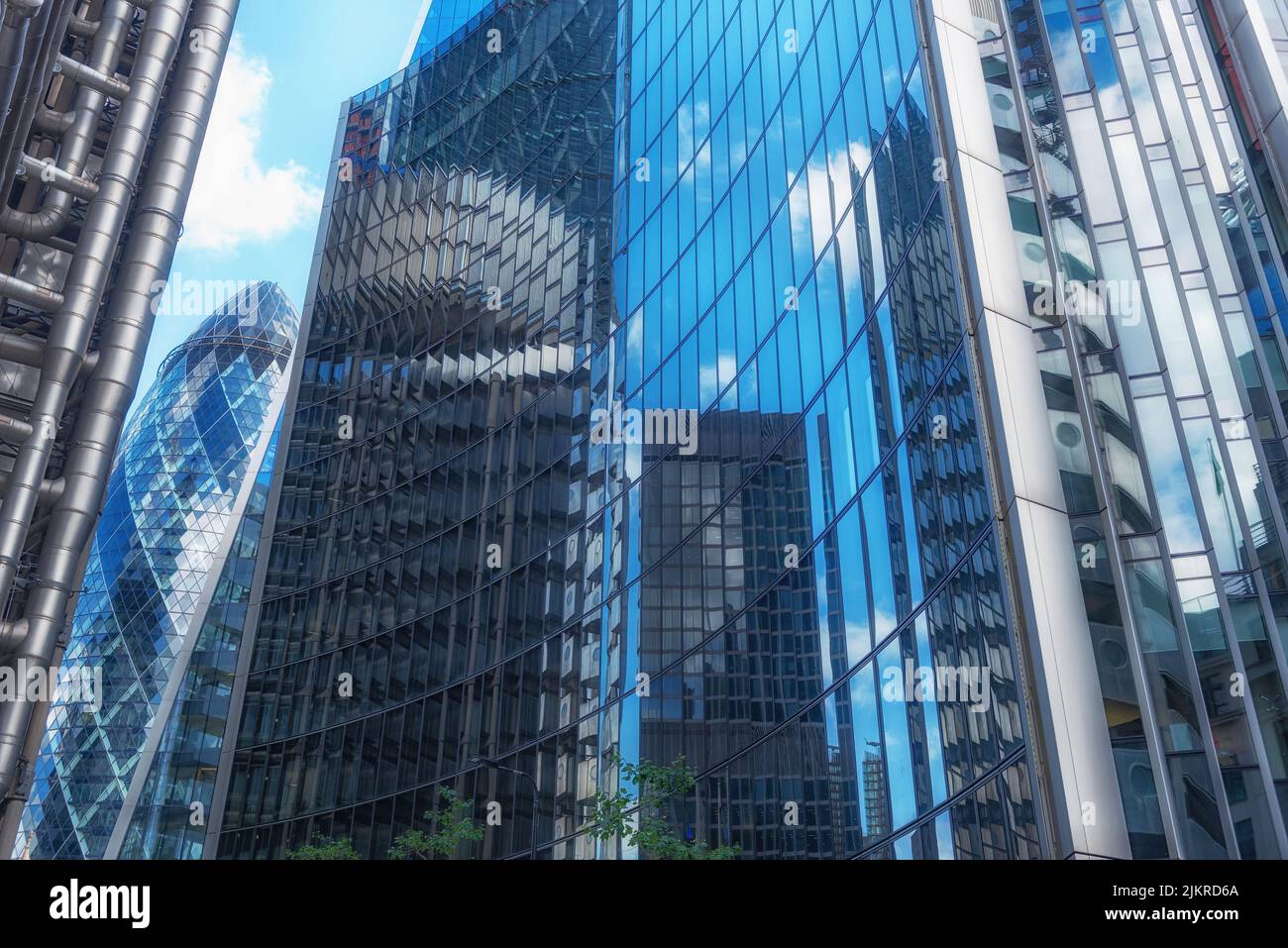 London, Großbritannien. Juli 9. 2022 Glasfrontbüros des internationalen Banken- und Finanzviertels der City of London, Großbritannien. Stockfoto