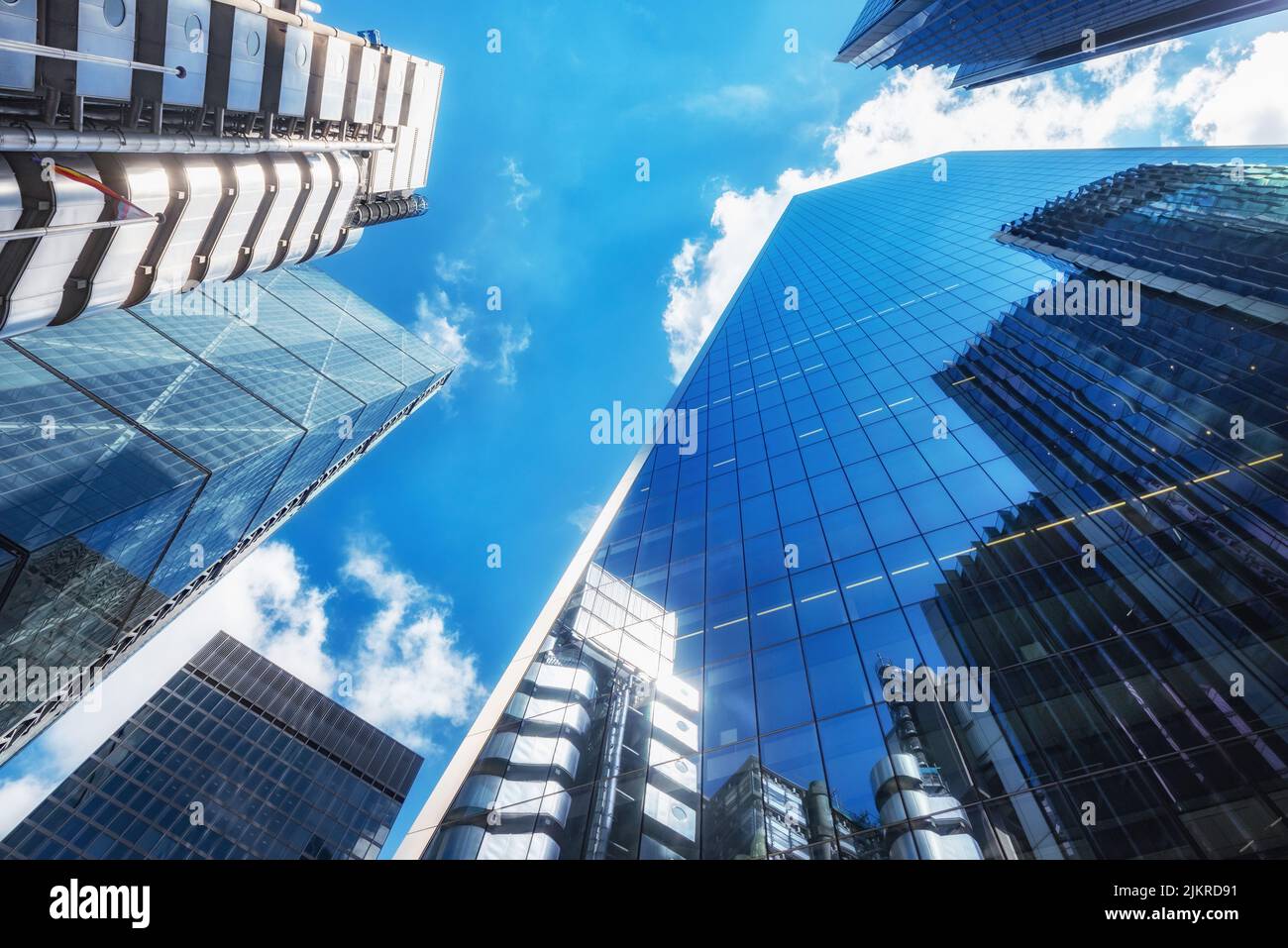 London, Großbritannien. Juli 9. 2022 Glasfrontbüros des internationalen Banken- und Finanzviertels der City of London, Großbritannien. Stockfoto