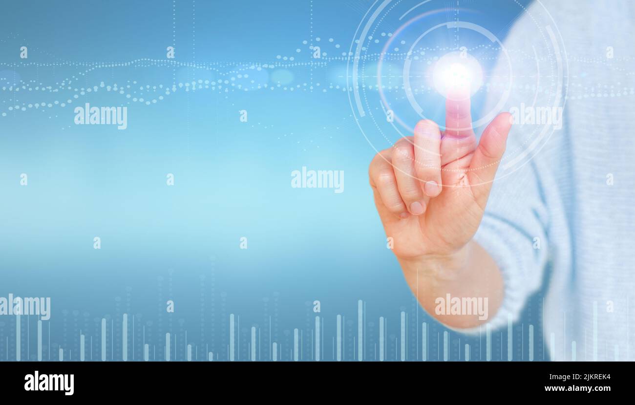 Weibliche Hand berührt einen holographischen Bildschirm. Zukunftstechnologien und Wissenschaft. Speicherplatz kopieren Stockfoto