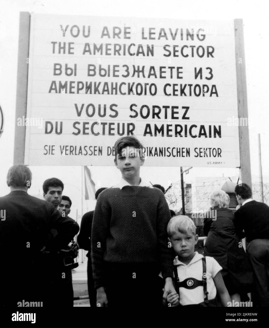 Zwei Jungen am Checkpoint Charlie, Berlin, 1963 Stockfoto