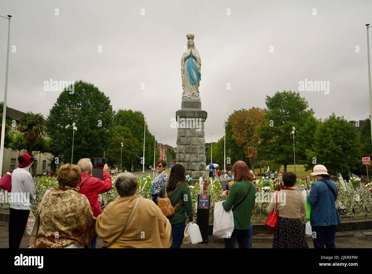 Statue der Jungfrau Maria in Lourdes, Frankreich. Stockfoto