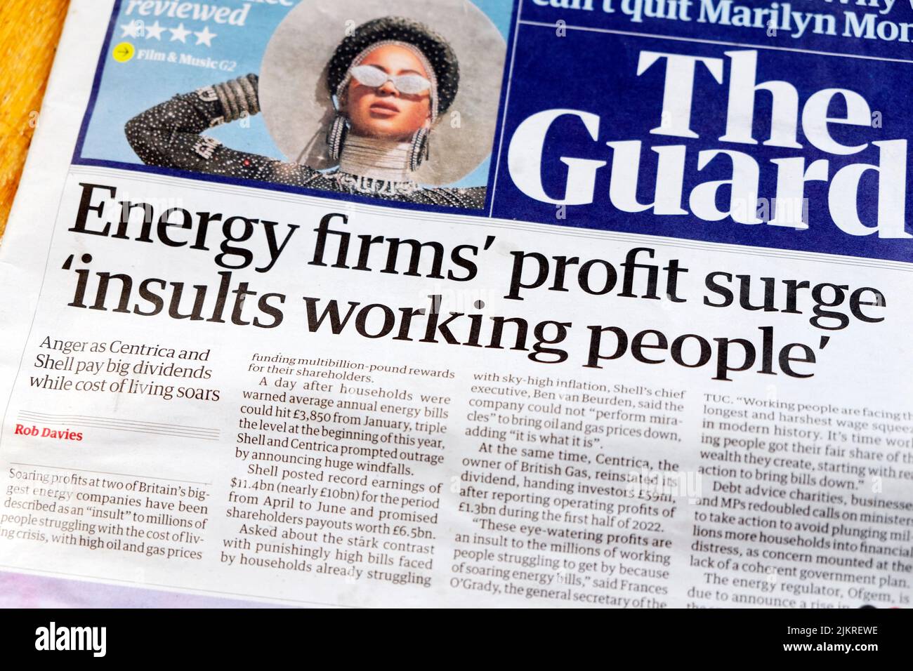 Der Gewinnanstieg der Energieunternehmen „beleidigt die Werktätigen“ die Titelseite der Zeitung Guardian am 29. Juli 2022 in London, Großbritannien Stockfoto