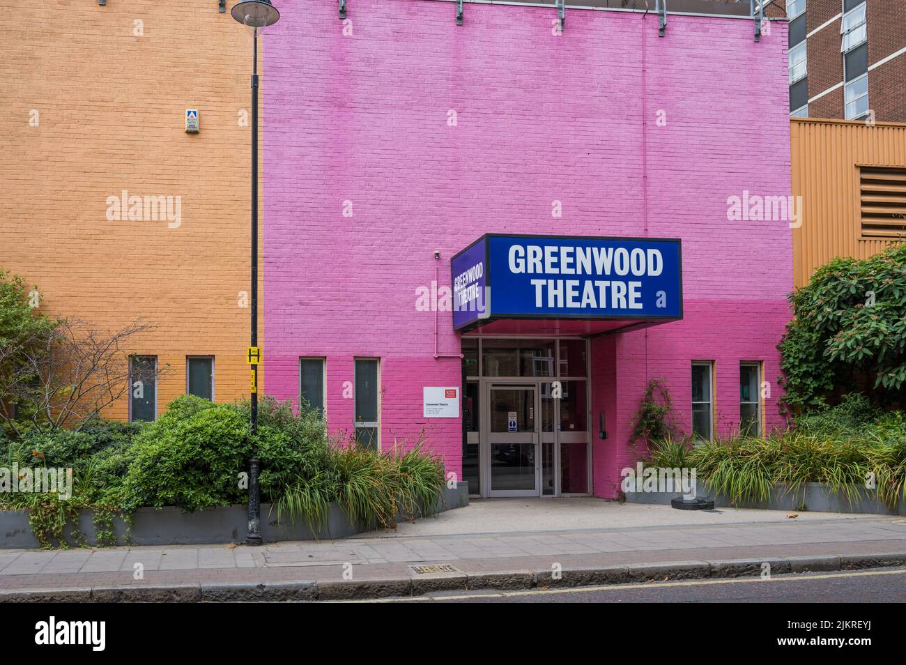 Außen- und Eingangsbereich des Greenwood Theatre, das der Charitable Foundation of Guy's Hospital gehört. Weston Street, London, England, Großbritannien Stockfoto