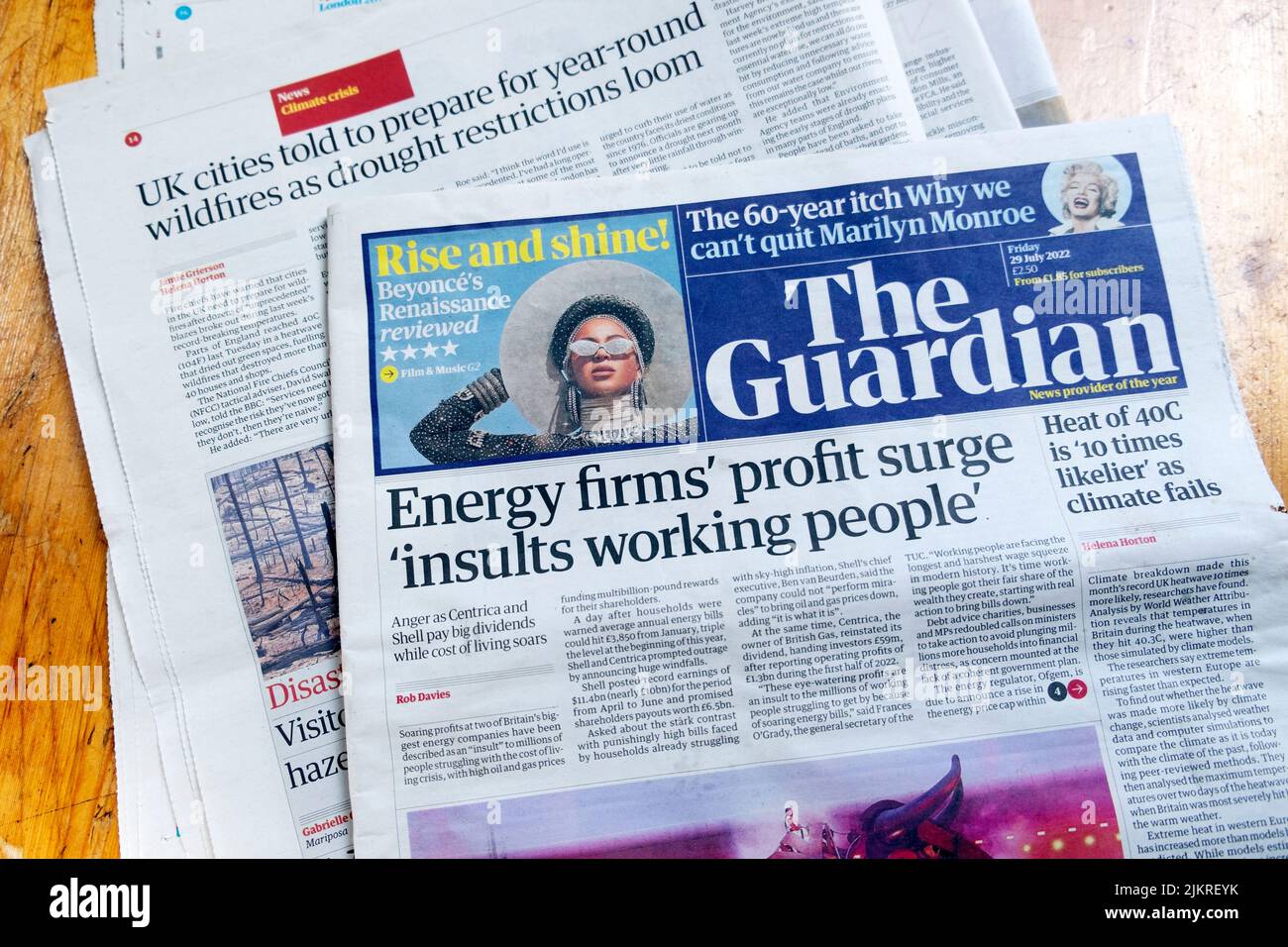 Der Gewinnanstieg der Energieunternehmen „beleidigt die Werktätigen“ die Titelseite der Zeitung Guardian am 29. Juli 2022 in London, Großbritannien Stockfoto