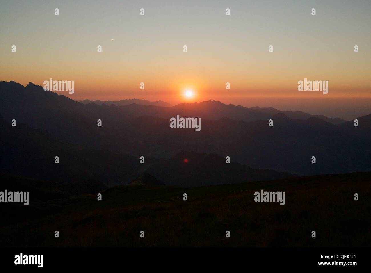 Sonnenuntergang auf einem Berg - Pic du Cabaliros, Nationalpark der Pyrenäen. Hautes-Pyrénées, Region Okzitanien, Frankreich. Inspirierender goldoranger Sonnenuntergang. Stockfoto