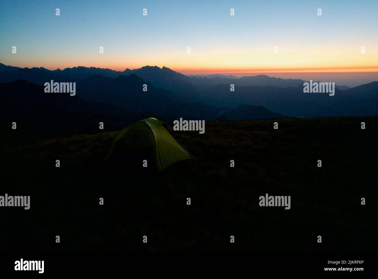 Zelt auf einem Berg (Pic du Cabaliros) im Nationalpark der Pyrenäen. Hautes-Pyrénées. Frankreich. Camping auf einem Berg bei Sonnenuntergang. Biwak. Stockfoto