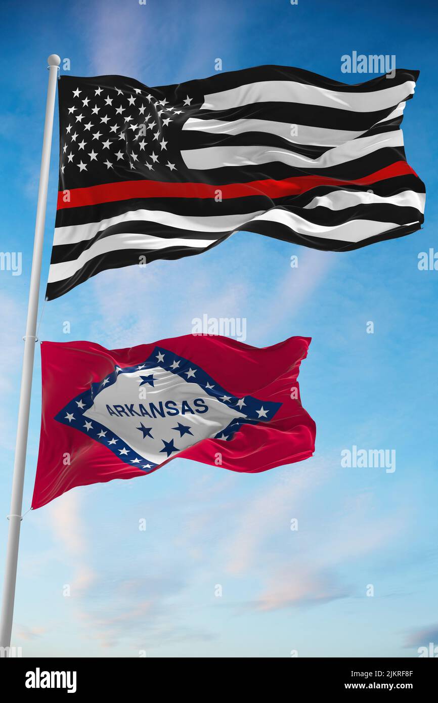 Dünne rote Linie Schwarze Flagge der USA mit kleinerer Flagge des US-Bundesstaates Arkansas, USA bei bewölktem Himmel. Vereinigte Staaten von Amerika Feuerwehrflagge. Kopie Stockfoto