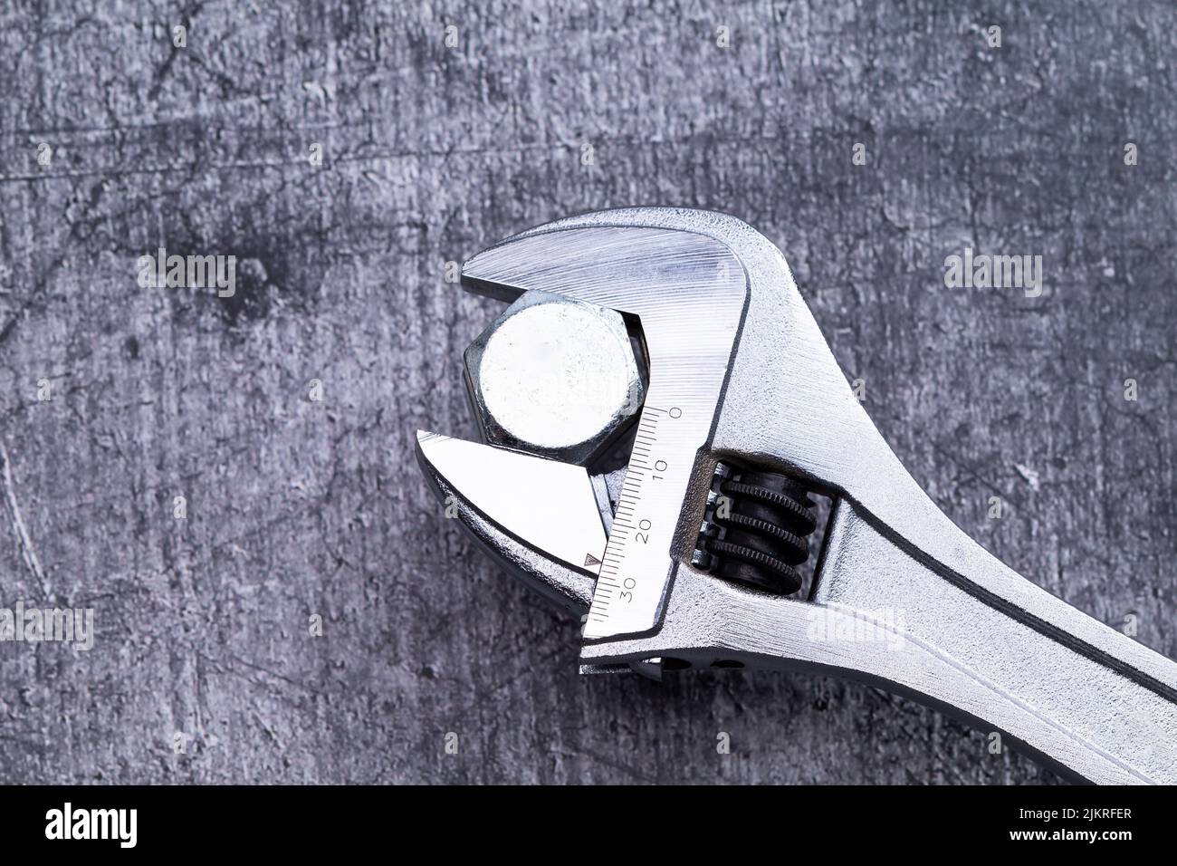 Das Foto zeigt einen Universalschlüssel mit Sechskantschraube Stockfoto