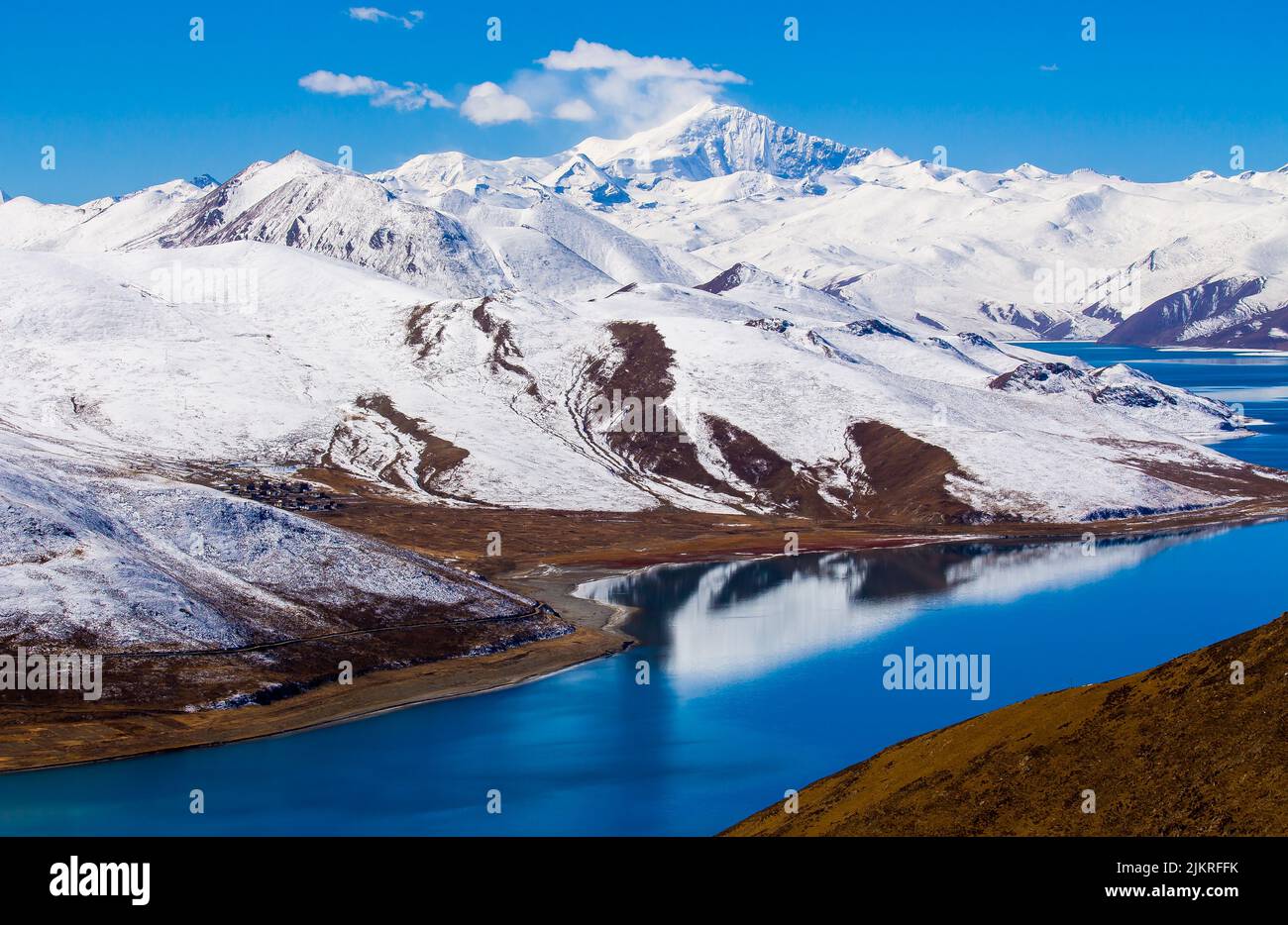 Yamdrok Lake ist ein Süßwassersee im Bezirk Nangartse, Präfektur Shannan, etwa 170 km (110 mi) südwestlich von Lhasa, der Hauptstadt Tibets in China Stockfoto