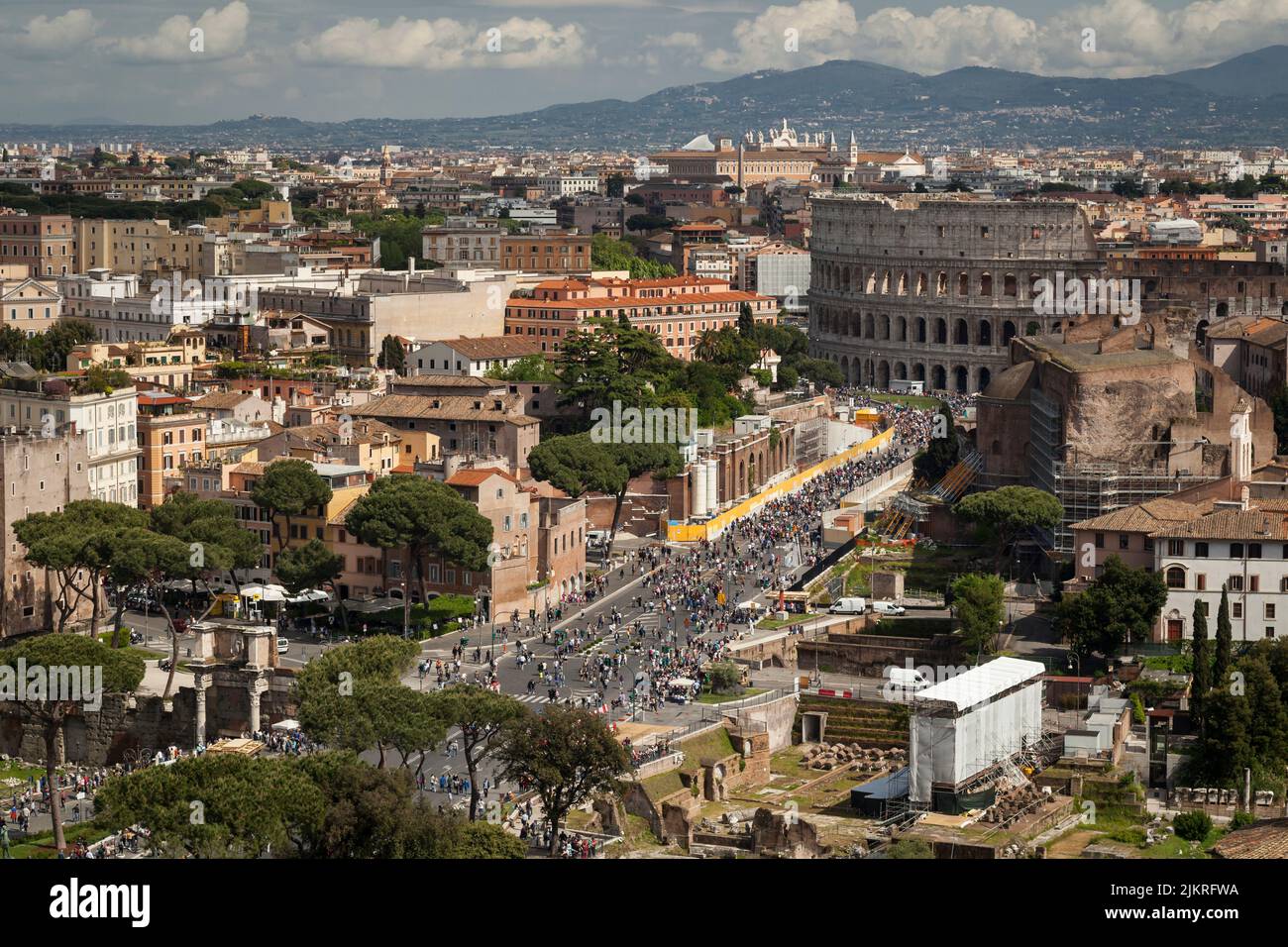 Via dei Fori Imperiali mit dem Kolosseum im Hintergrund in Rom Stockfoto
