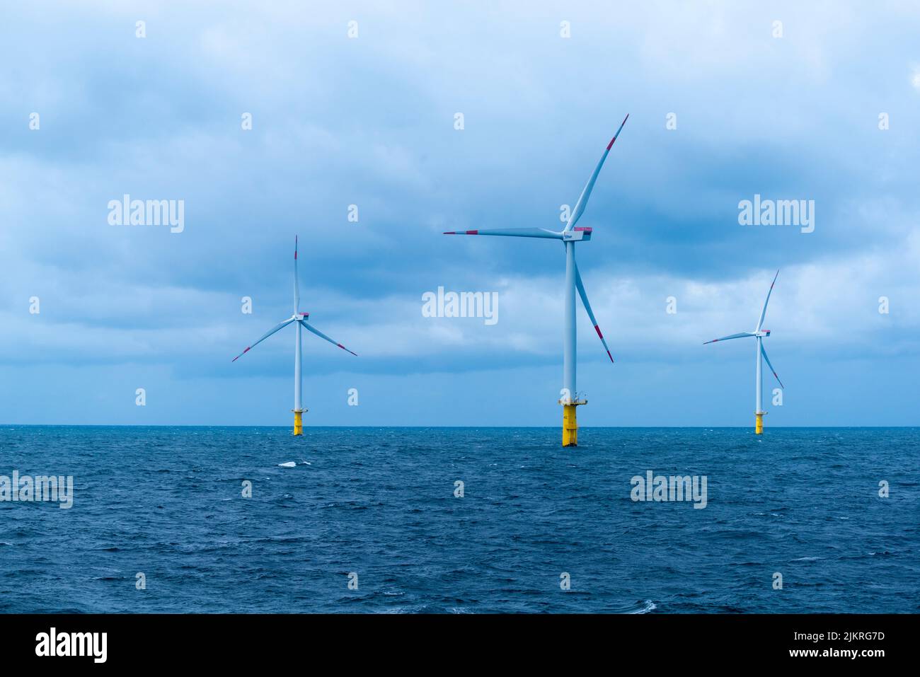Offshore-Windkraftanlagen in der Nähe der Hochseeinsel Helgoland, Nordsee, Norddeutschland, Europa Stockfoto
