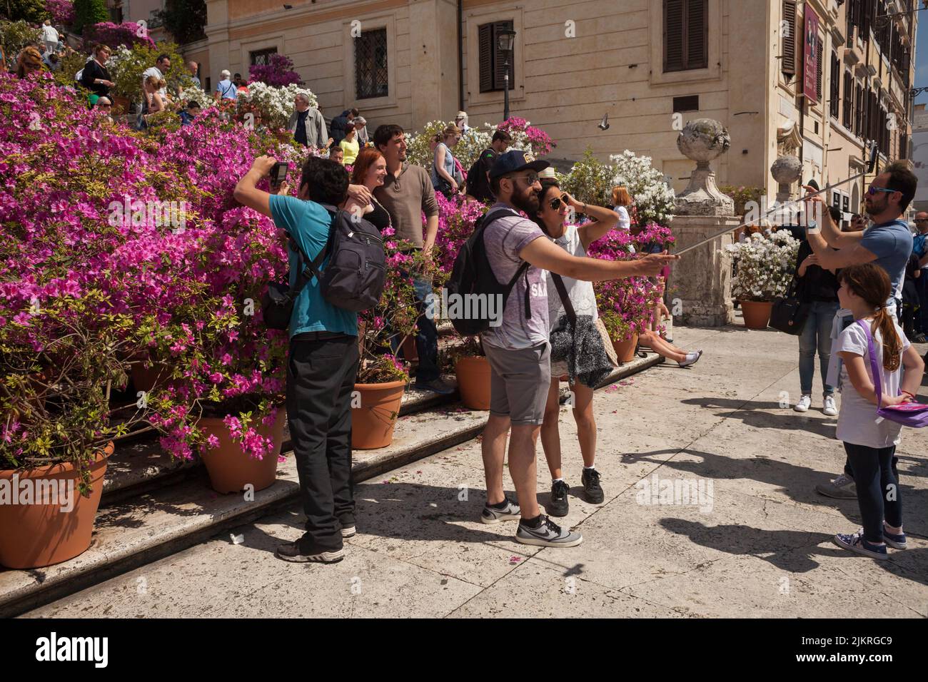 Touristen, die Fotos an der Spanischen Treppe machen, viele Azaleen, auf der Piazza di Espagna, Rom Stockfoto