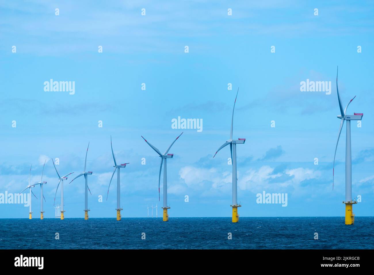 Offshore-Windkraftanlagen in der Nähe der Hochseeinsel Helgoland, Nordsee, Norddeutschland, Europa Stockfoto