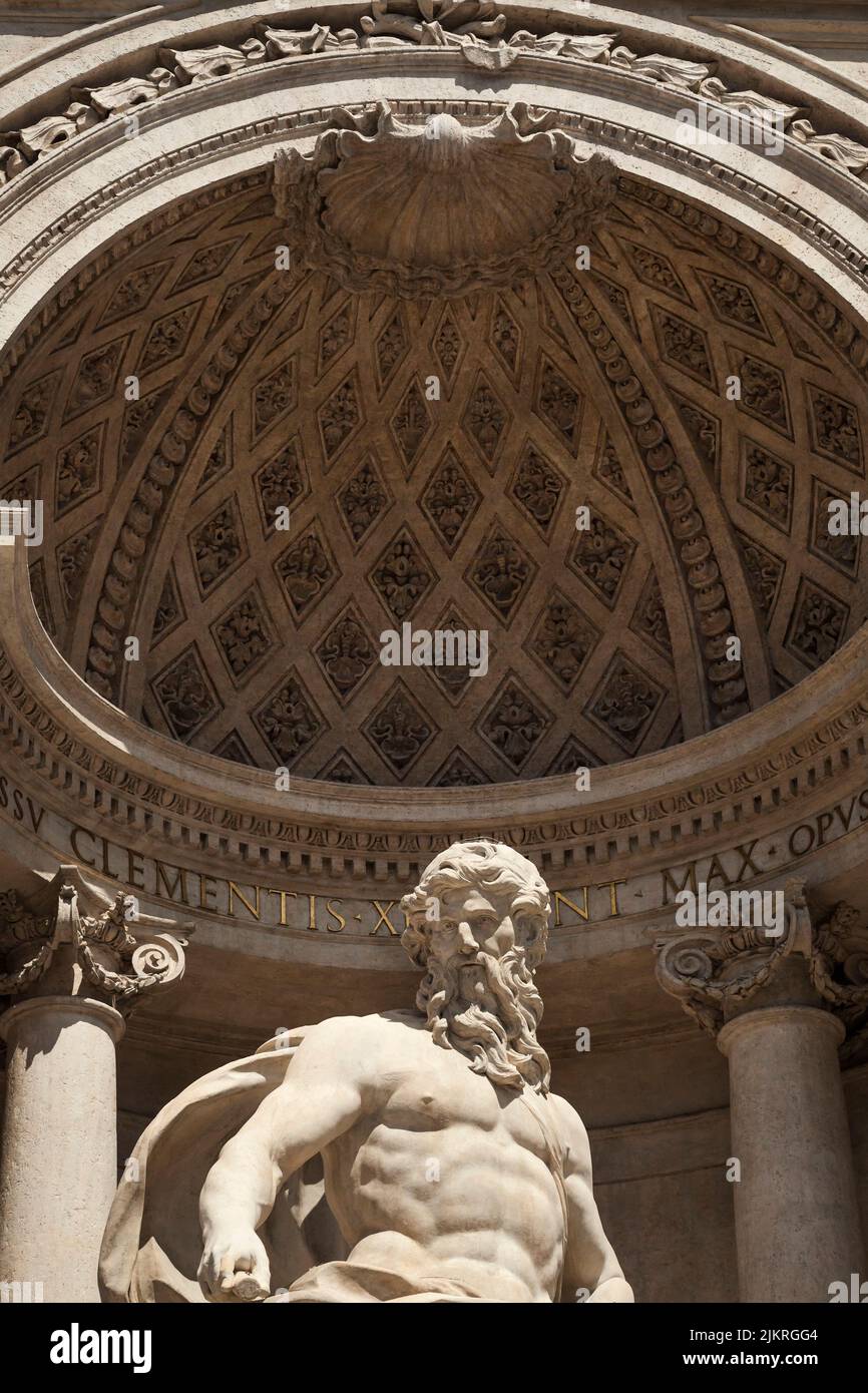 Büste des Ozeanus, des titangottes des Flusses, vor dem Triumphbogen im Trevi-Brunnen in Rom, Italien Stockfoto