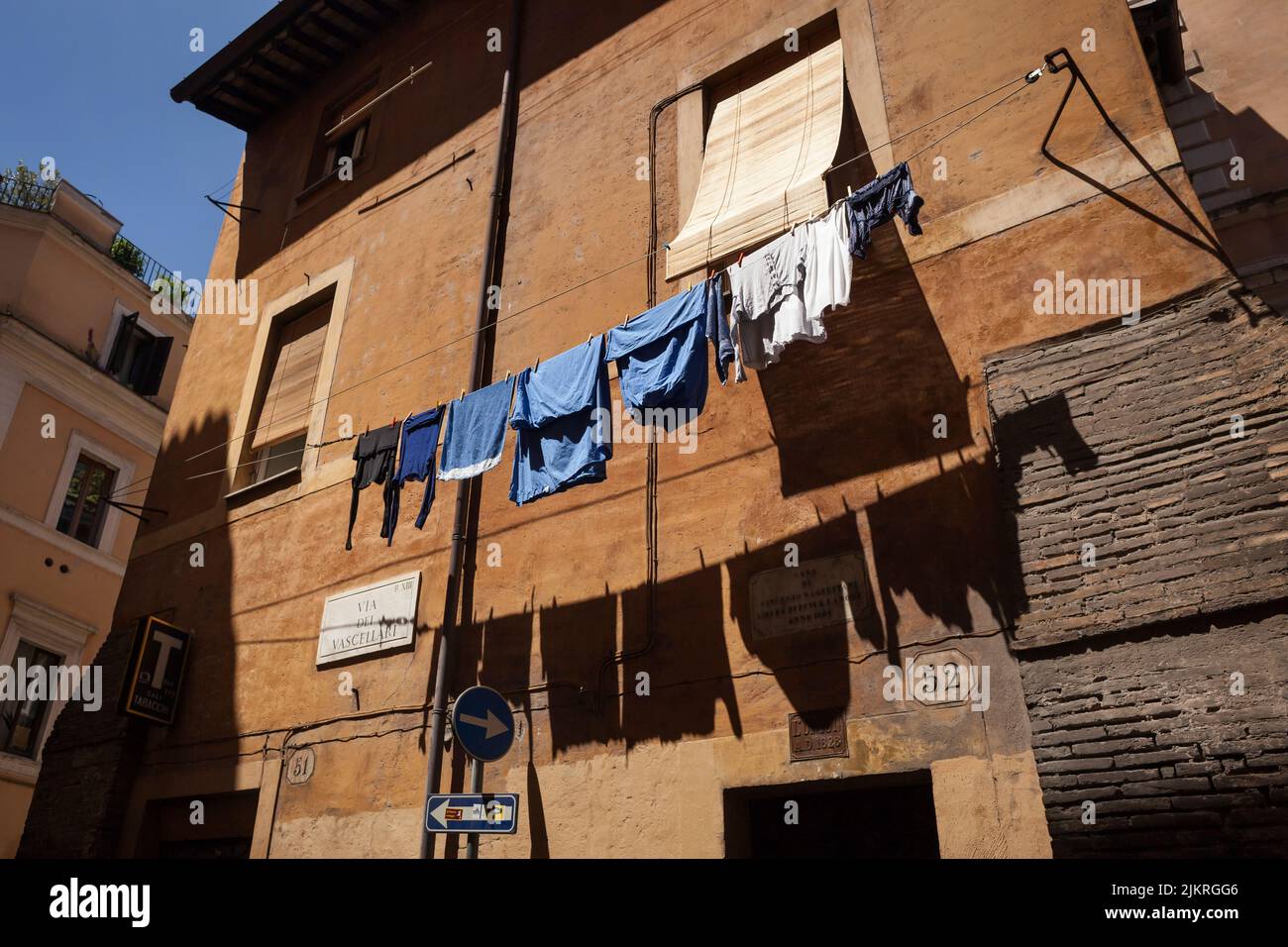 Kleiderreihe, die an einem Seil im römischen Trastevere, Italien, hängt Stockfoto