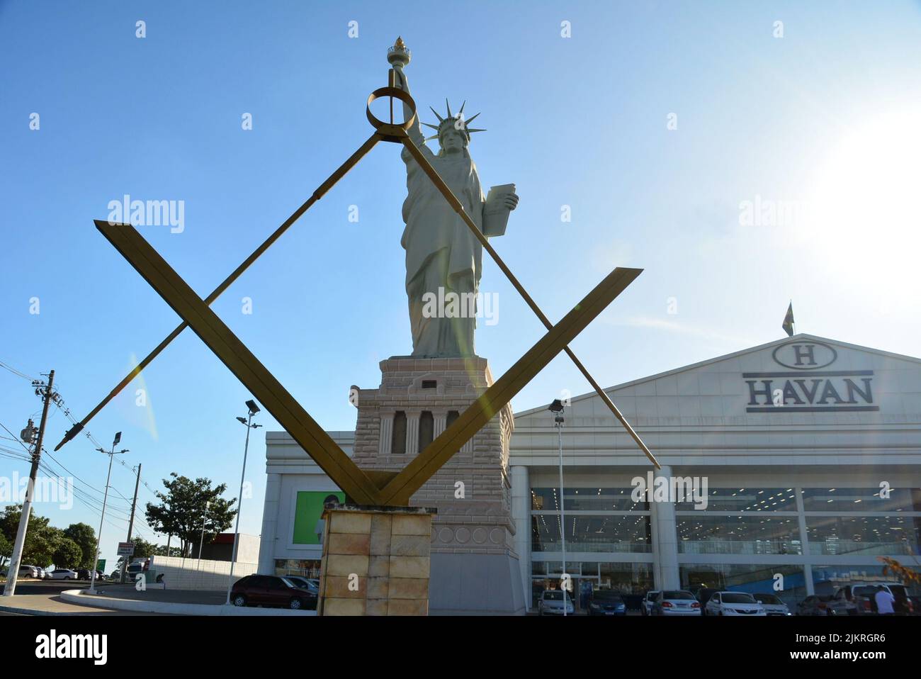 Wahrzeichen der Freimaurerloge im Vordergrund und Imitation der Freiheitsstatue, auf einem Betonsockel, Dämmerung, Brasilien, Südamerika, Stockfoto