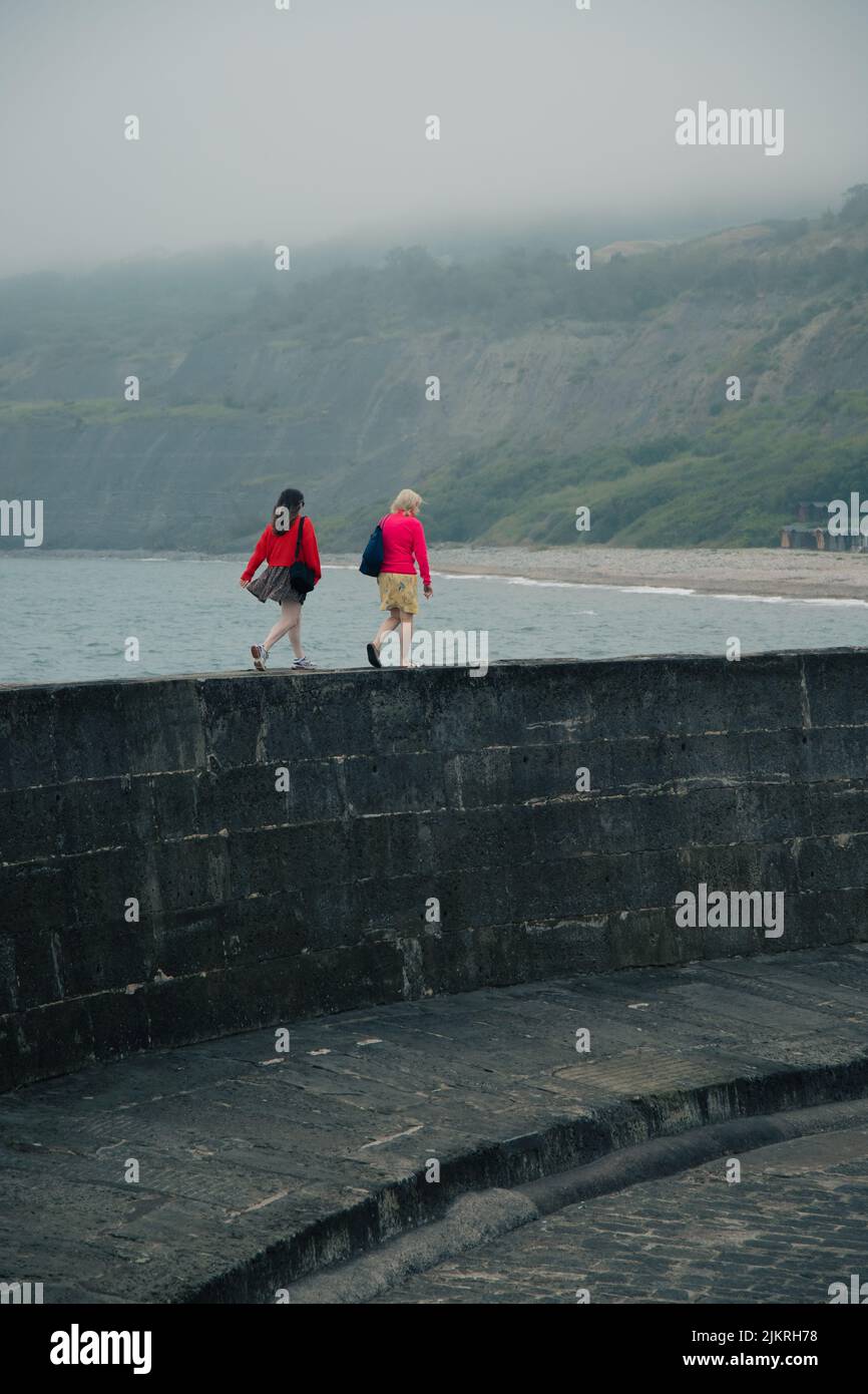 Menschen zu Fuß auf der Cobb in Lyme Regis, Dorset Stockfoto