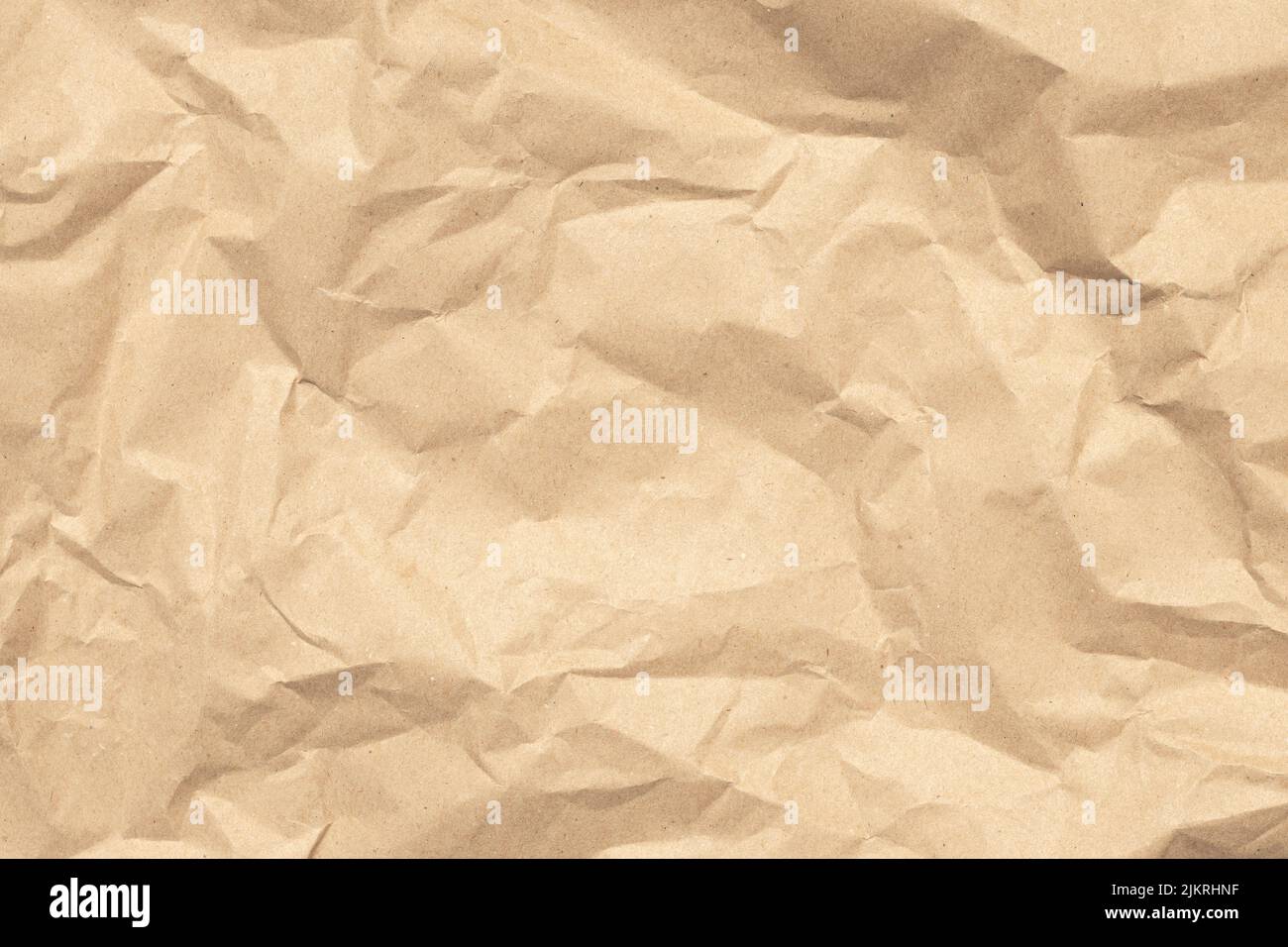 Zerknitterte Papiertextur, brauner Verpackungshintergrund. Beige Verpackung, vintage schmutzige Seite. Bastelfolie, natürliches Papyrus-Muster. Kartonoberfläche schließen Stockfoto