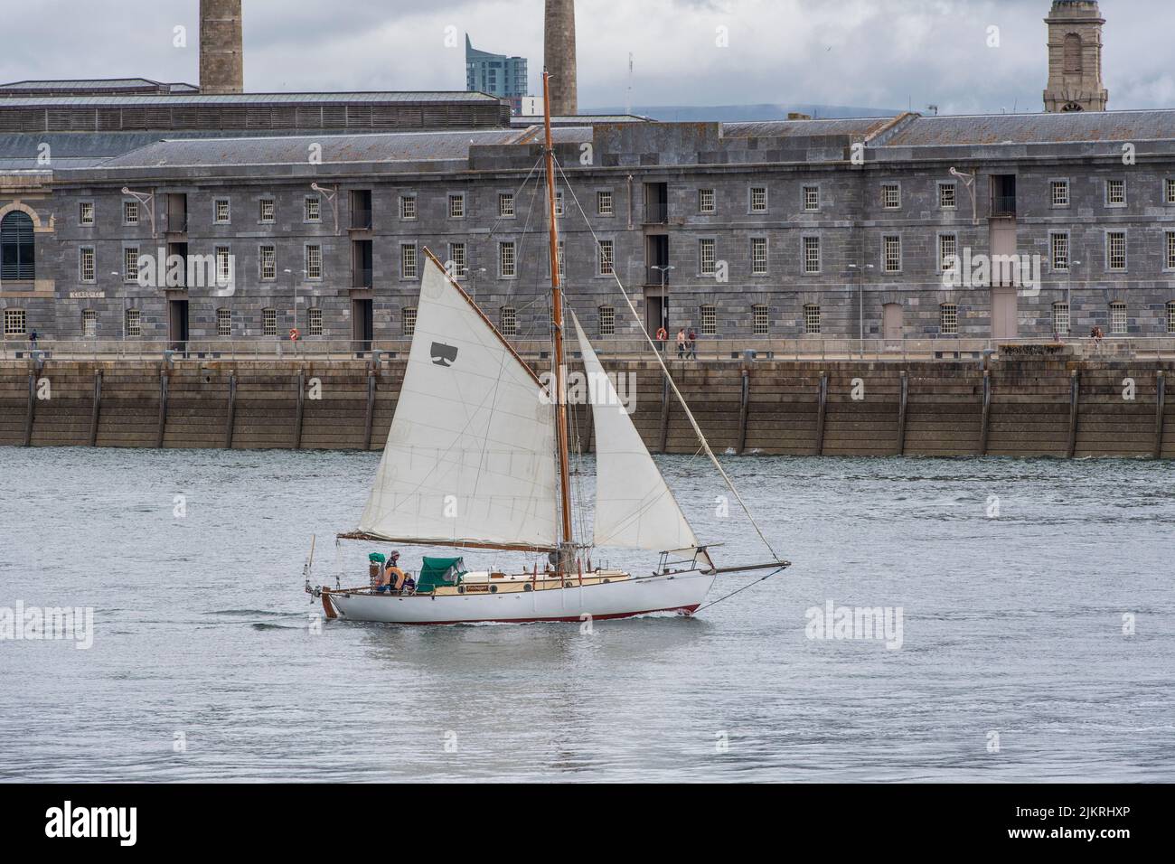 Gaff manipulierte Yacht segelt im Hafen Stockfoto