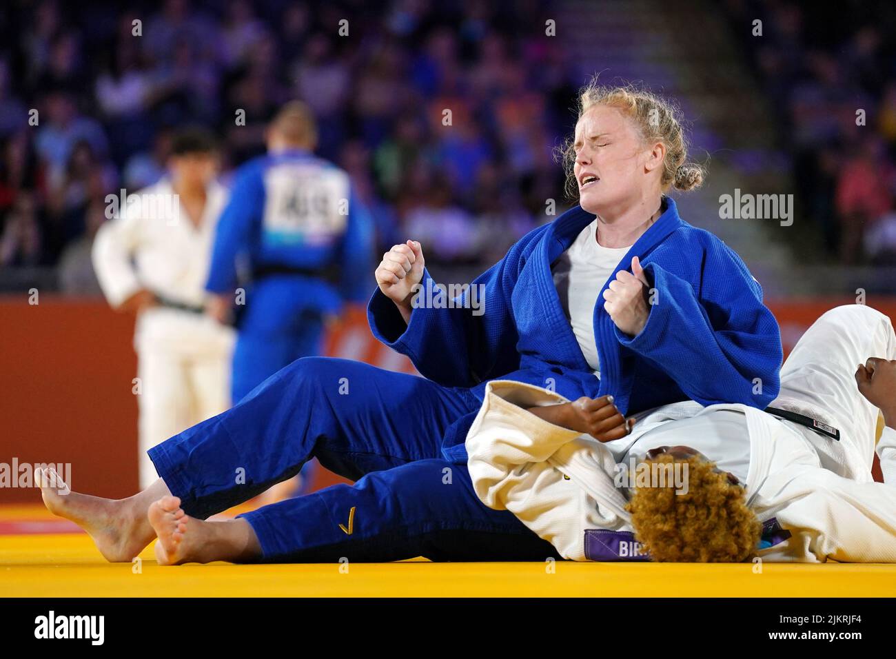 Sarah Hawkes aus Nordirland feiert den Sieg der Kenianerin Dianah Kana in der +78 kg schweren Frauenrepechage in der Coventry Arena am sechsten Tag der Commonwealth Games 2022 in Birmingham. Bilddatum: Mittwoch, 3. August 2022. Stockfoto