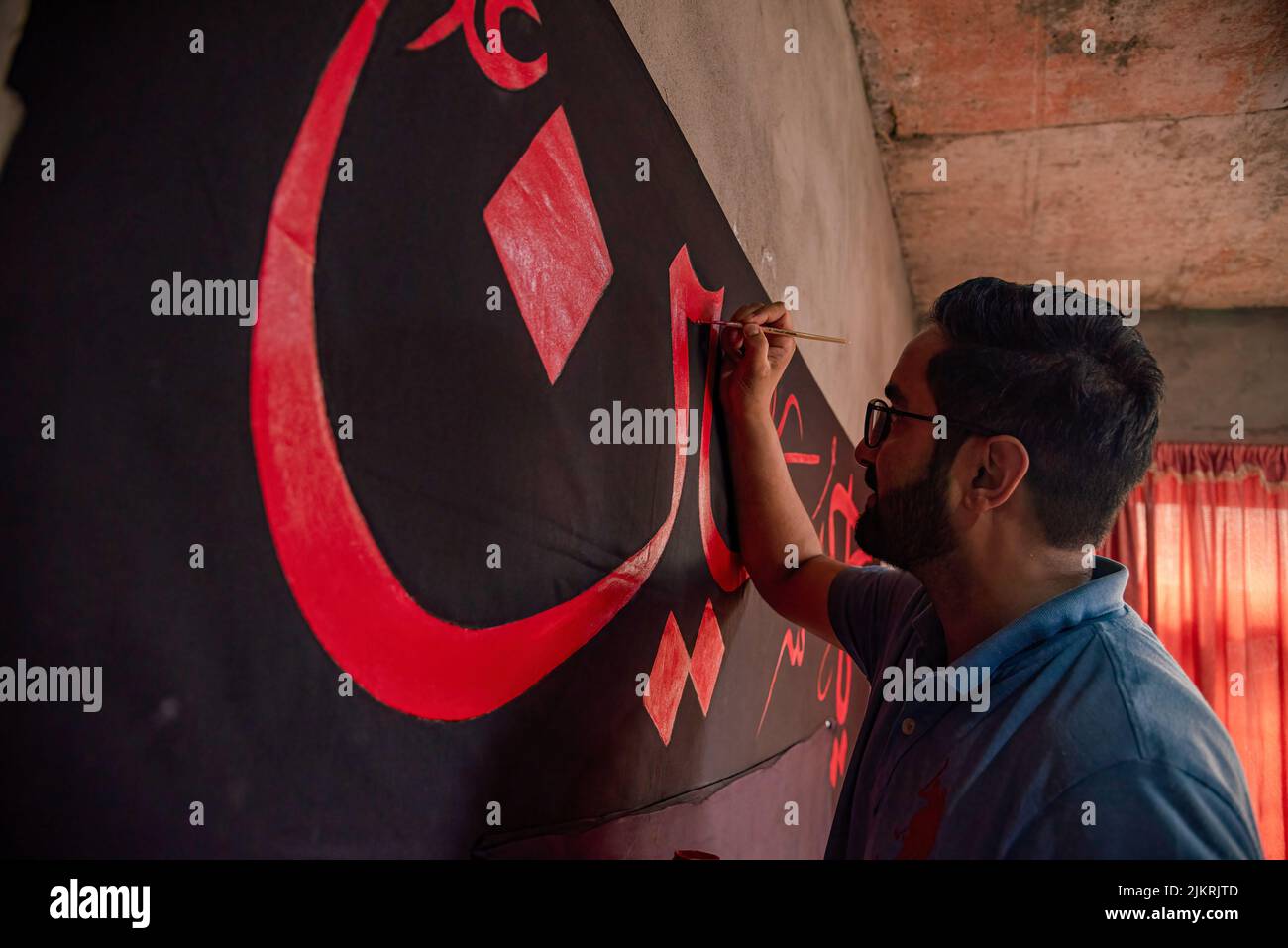 Ein Künstler entwirft Banner vor Ashura, am 10.. Tag von Muharram