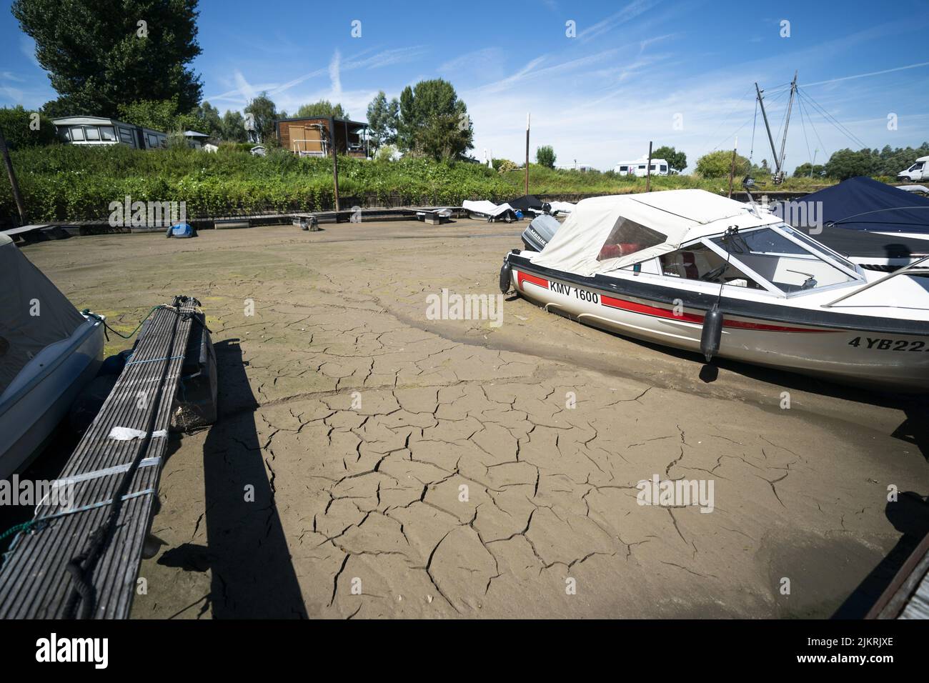 Beusichem, Niederlande. 03. August 2022. 2022-08-03 13:47:13 BEURICHEM - Boote liegen im Schlamm in der Marina. Die Dürre verursacht einen niedrigen Wasserstand und verursacht Probleme in der Lek und vielen anderen Flüssen. ANP JEROEN JUMELET netherlands Out - belgium Out Credit: ANP/Alamy Live News Stockfoto