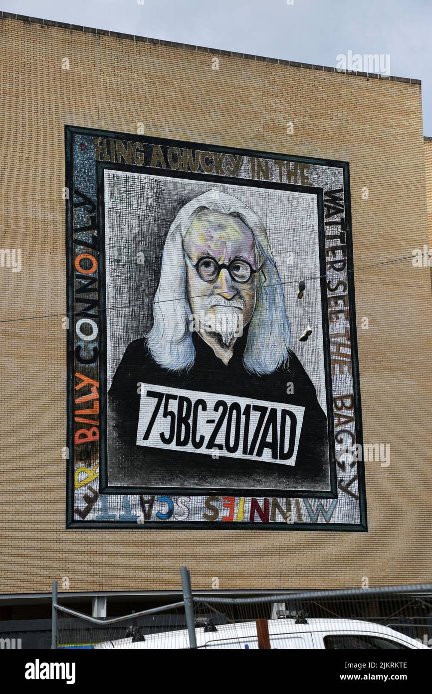 Osbourne Street, Glasgow, Schottland, Großbritannien. Wandbild von Billy Connolly zum Gedenken an Billy Connollys 75.. Geburtstag. Diese Installation basiert auf John Byrnes „Billy Connolly“. Stockfoto