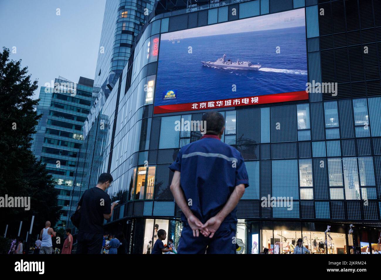Ein Mann sieht sich in einem Einkaufszentrum in Peking, China, am 3. August 2022 eine CCTV-Nachrichtensendung über gemeinsame Militäroperationen in der Nähe von Taiwan durch das Eastern Theatre Command der chinesischen Volksbefreiungsarmee (PLA) an. REUTERS/Thomas Peter Stockfoto