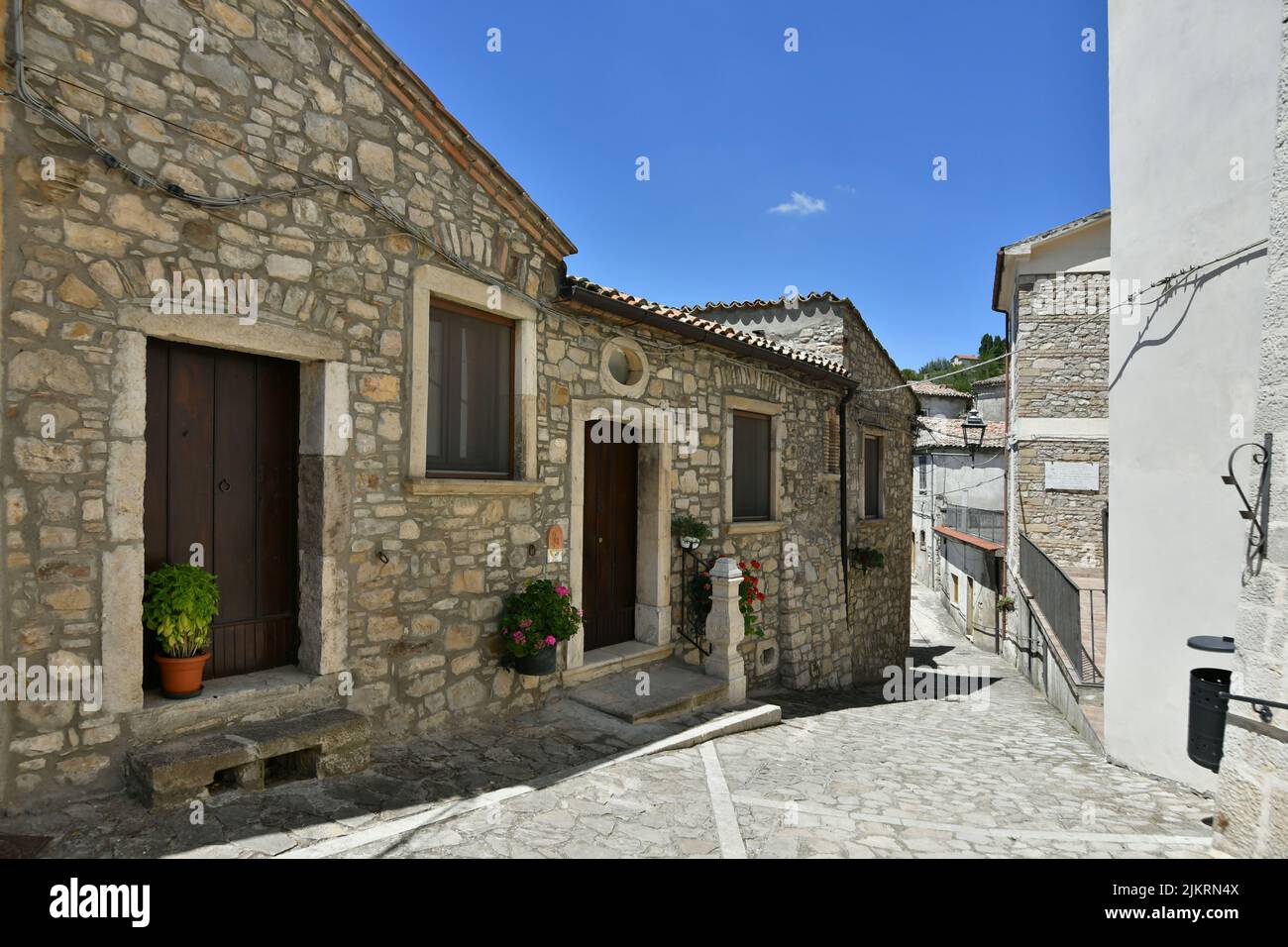 Eine kleine Straße zwischen den alten Häusern von Zungoli, einem der schönsten Dörfer Italiens. Stockfoto