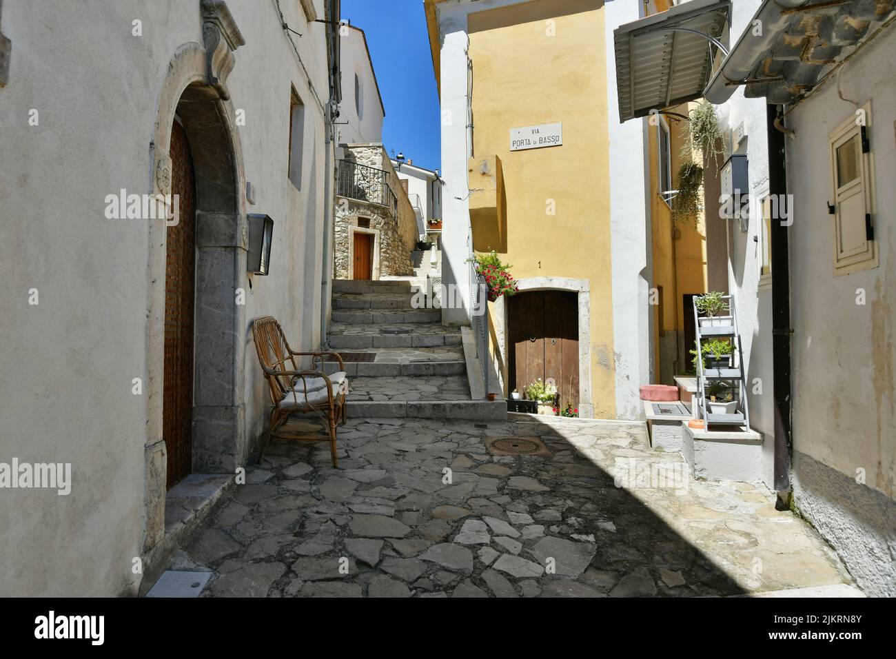 Eine kleine Straße zwischen den alten Häusern von Zungoli, einem der schönsten Dörfer Italiens. Stockfoto