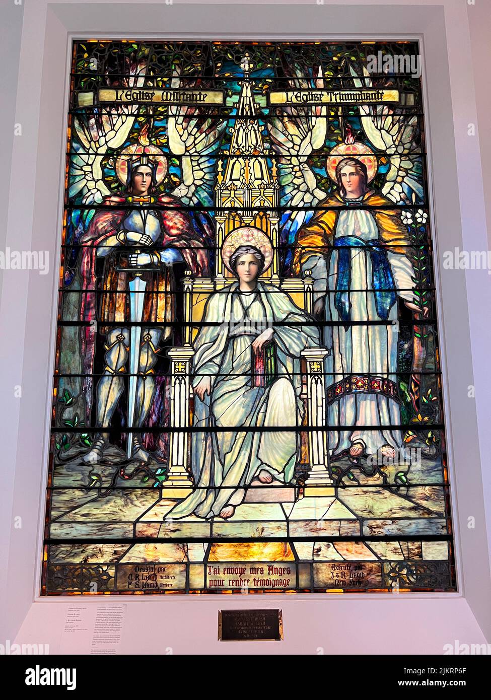 „Religion Throned“, (1900), Brooklyn Museum, Glass & Lead, Frederick & Charles Lamb, J&R Lamb Studios. Das Fenster wurde von der US-Regierung für den Central U.S. Pavilion auf der Weltausstellung Internationale 1900 in Paris in Auftrag gegeben, wo es zwei Medaillen gewann: Die erste für die Hinrichtung und die zweite, hier mit Details der Rückseite gezeigt, für das Design. Stockfoto