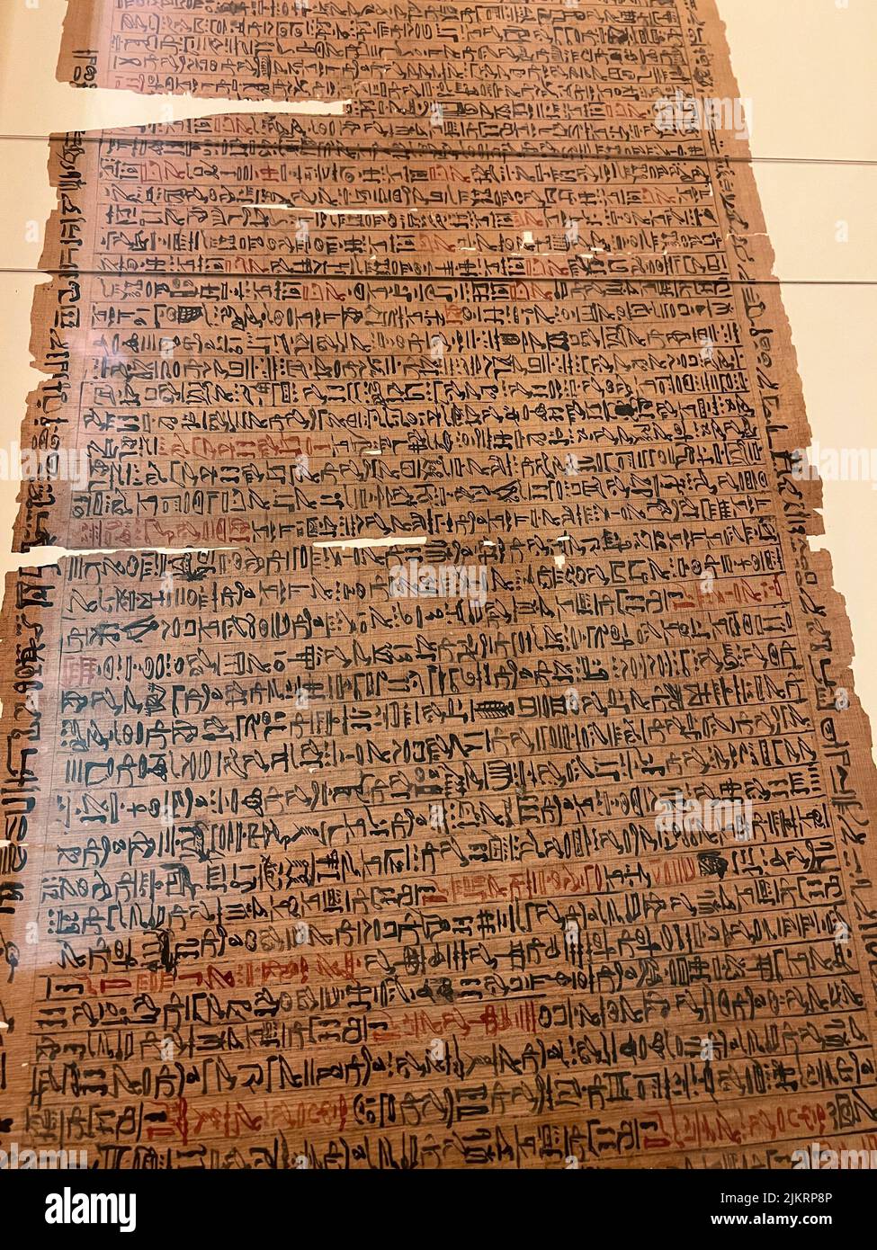 Aus dem Buch der Toten des Goldarbeiters von Amun, Sobekmose Papyrus, Tinte, Pigment New Kingdom, Dynasty 18, Wahrscheinlich Herrschaft von Thutmose krank zur Herrschaft von Amunhotep II, um 1479-1400 v. Chr. Dies ist einer der wichtigsten religiösen Texte des Neuen Reiches, zum Teil, weil es sich um eine frühe Version handelt, die die Entwicklung aller späteren Totenbücher enthüllt. Der Papyrus ist etwa fünfundzwanzig Meter lang, beidseitig eingeschrieben (eine seltene Eigenschaft) und enthält fast hundert "Kapitel", fast die Hälfte der insgesamt bekannten Gruppe von Book of the Dead-Texten. Stockfoto