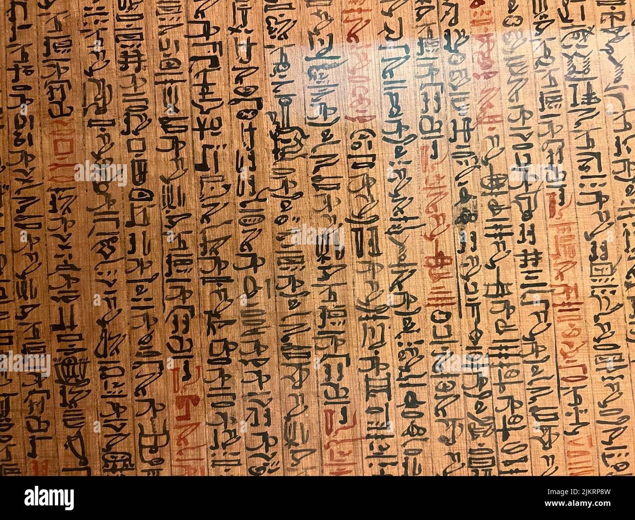 Aus dem Buch der Toten des Goldarbeiters von Amun, Sobekmose Papyrus, Tinte, Pigment New Kingdom, Dynasty 18, Wahrscheinlich Herrschaft von Thutmose krank zur Herrschaft von Amunhotep II, um 1479-1400 v. Chr. Dies ist einer der wichtigsten religiösen Texte des Neuen Reiches, zum Teil, weil es sich um eine frühe Version handelt, die die Entwicklung aller späteren Totenbücher enthüllt. Der Papyrus ist etwa fünfundzwanzig Meter lang, beidseitig eingeschrieben (eine seltene Eigenschaft) und enthält fast hundert "Kapitel", fast die Hälfte der insgesamt bekannten Gruppe von Book of the Dead-Texten. Stockfoto