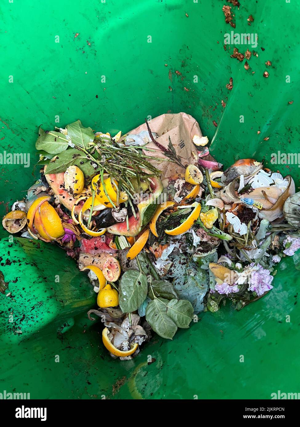 Blick in eine Komposttonne in einem Gemeinschaftsgarten im Viertel Windsor Terrace in Brooklyn, New York. Stockfoto