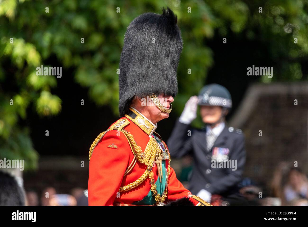 Prinz Charles, Prinz von Wales, Oberst der Welsh Guards bei Trooping the Color 2022, Queen's Birthday Parade, The Mall, London. Platz für Kopie Stockfoto
