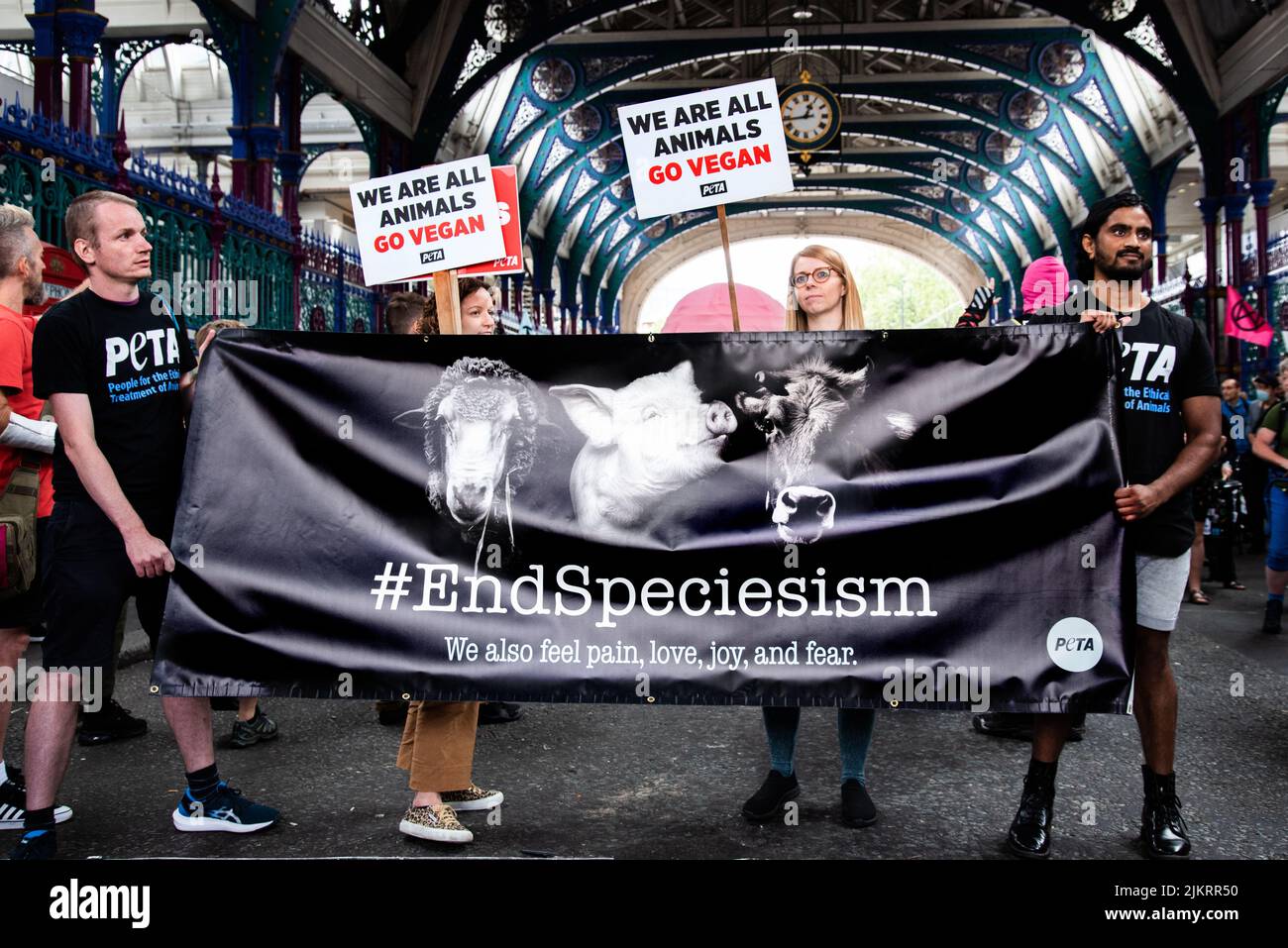 PETA-Tierrechtsaktivisten mit großem Ende-Speziesismus-Banner, London 2021 Stockfoto