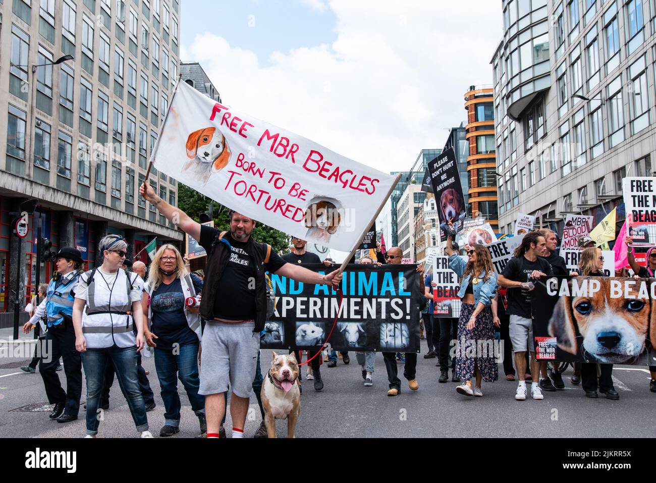 Demonstranten in London mit großem Banner, auf dem stand, dass die zur Folter geborenen MBR-Beagle befreit werden, London Animal Rights March 2021 Stockfoto