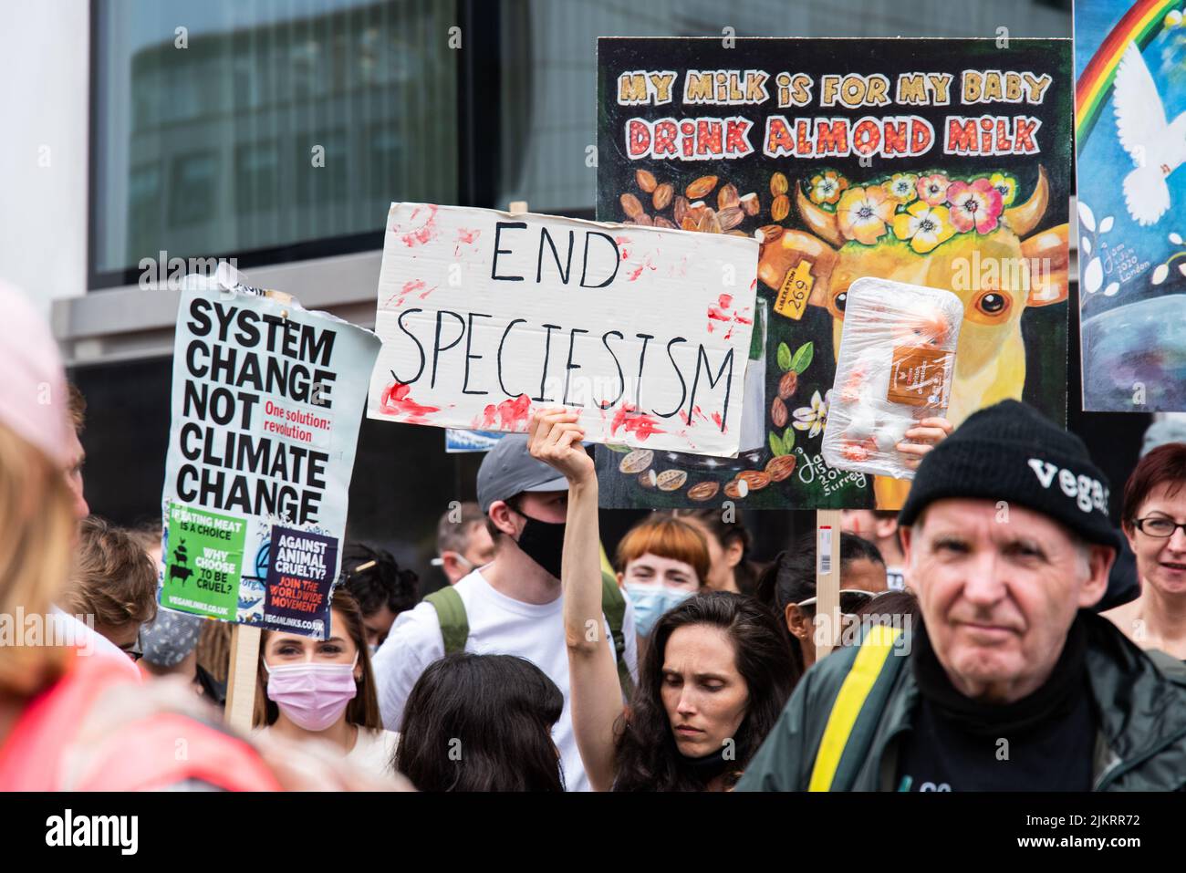 Tierrechtsaktivistin mit Plakat zum Ende des Speziesismus, Tierrechte märz London 2021 Stockfoto