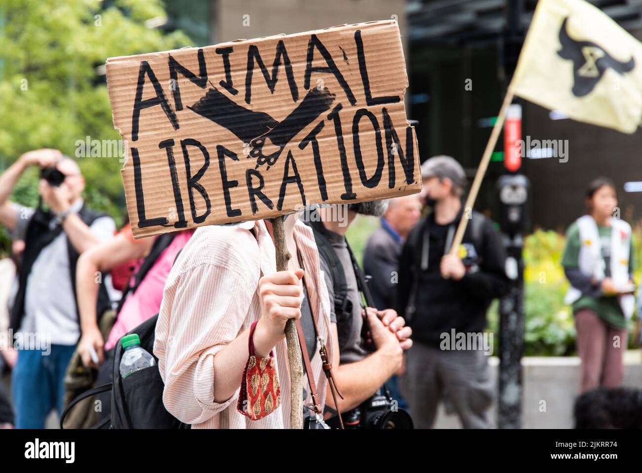 Protest gegen die Befreiung der Tiere mit großem Plakat, London 2021 Stockfoto